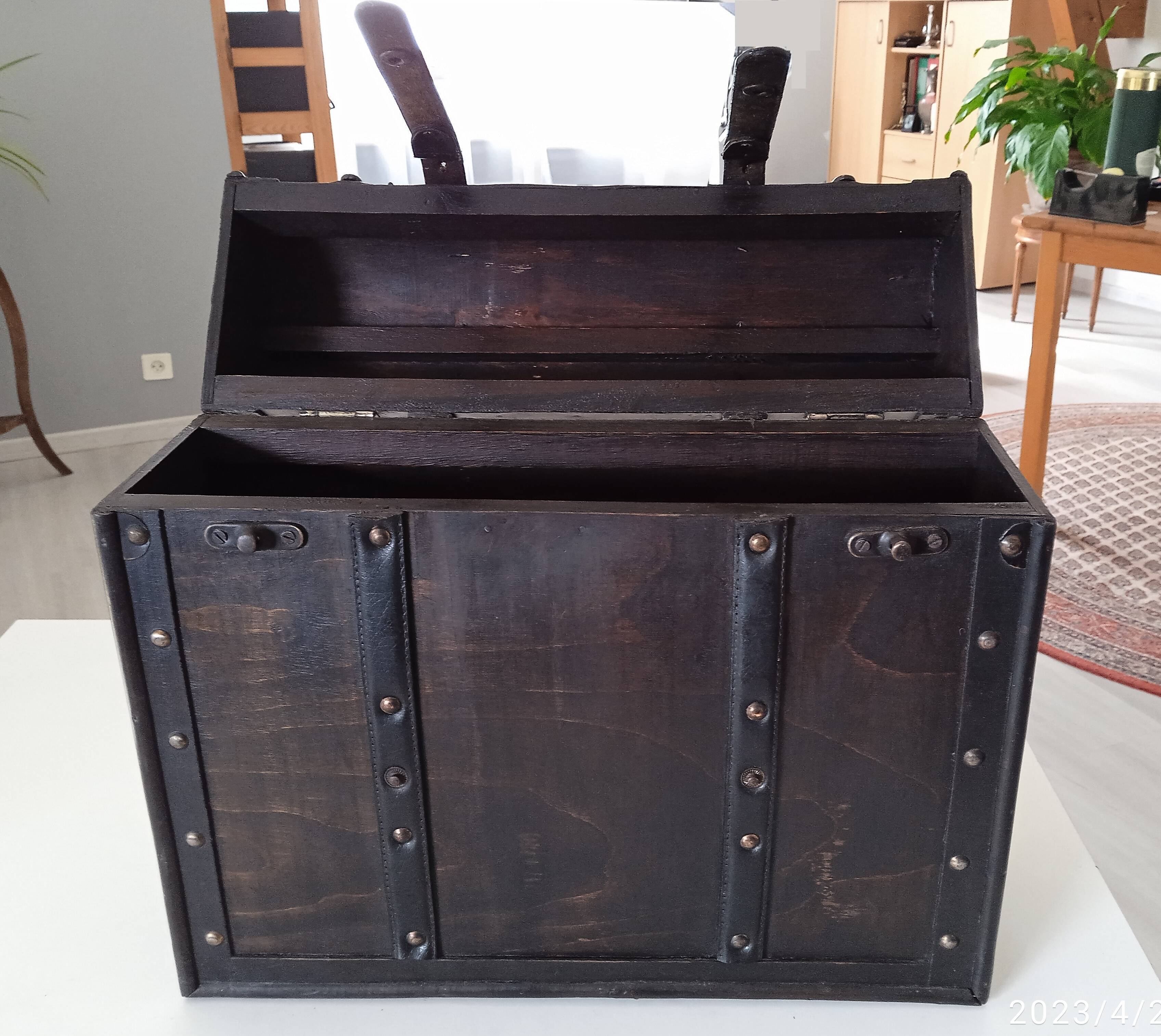 Mini bar vintage wooden briefcase