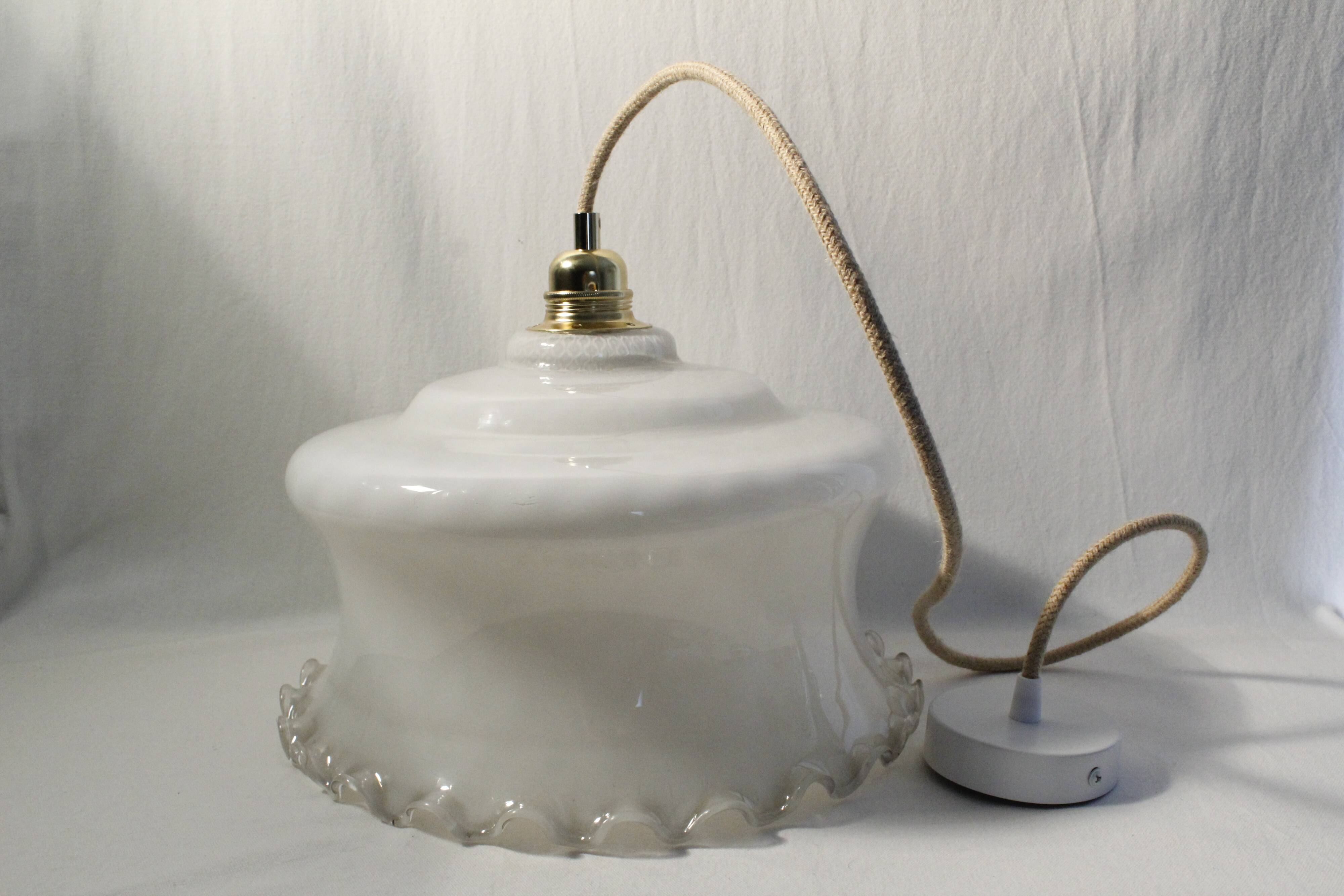 Round suspension in white opaline with serrated edges electrified