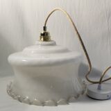 Round suspension in white opaline with serrated edges electrified