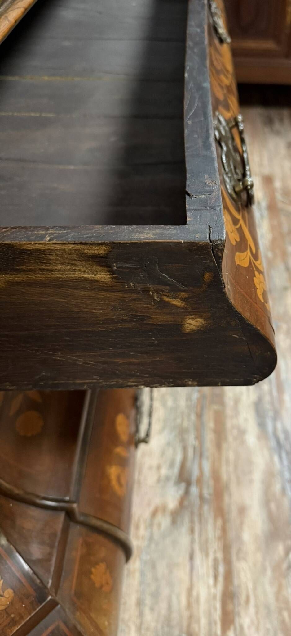 Holland 18th century: Scribanne chest of drawers with curved shape in molded wood