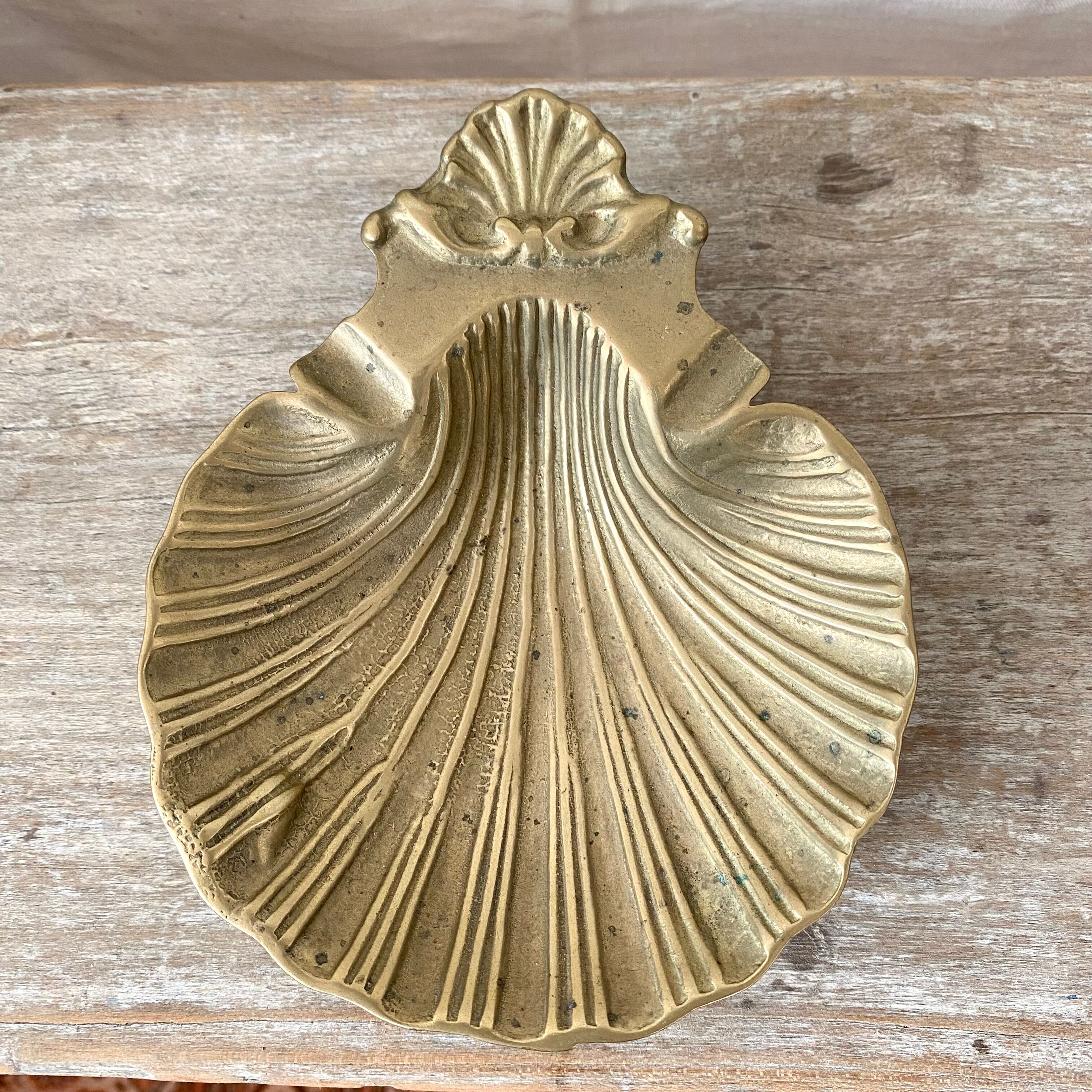 Shell ashtray, scallop shell in brass.