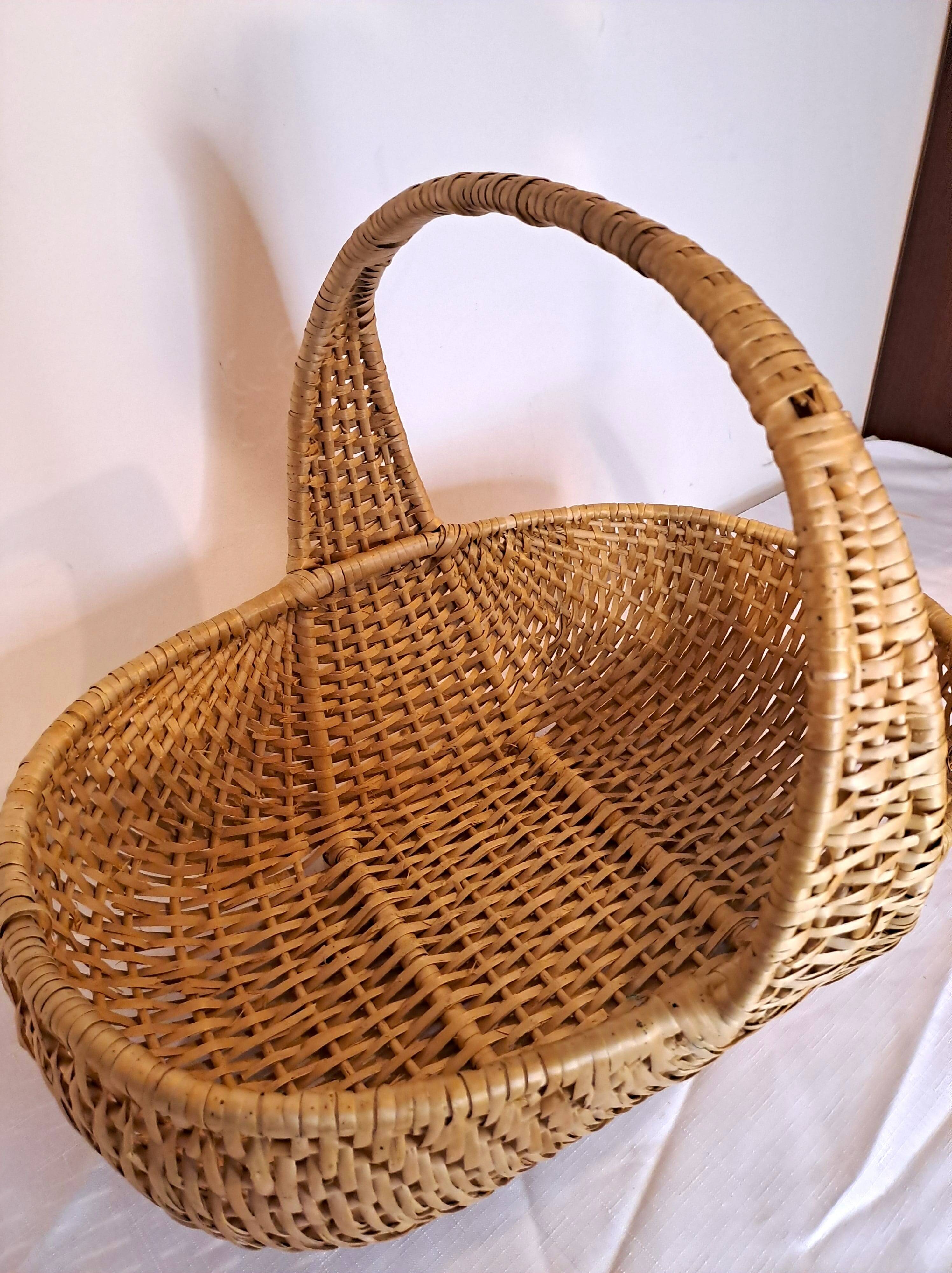 Large vintage light wicker basket – Integrated central handle