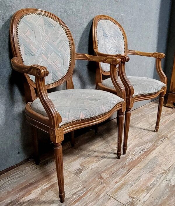 Paire de fauteuils style louis XVI a dossiers médaillons époque XXème