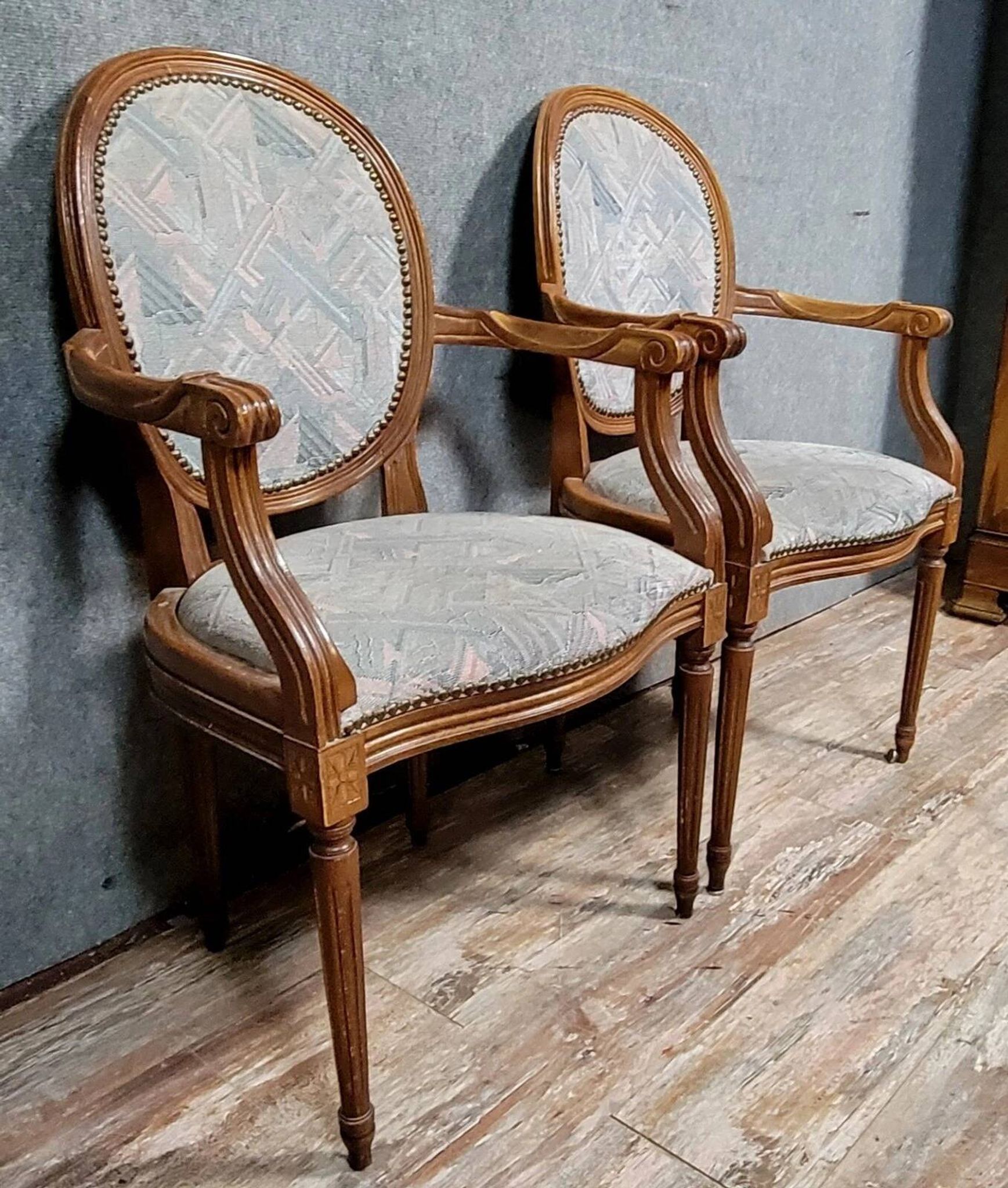 Paire de fauteuils style louis XVI a dossiers médaillons époque XXème