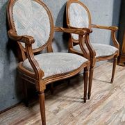 Paire de fauteuils style louis XVI a dossiers médaillons époque XXème