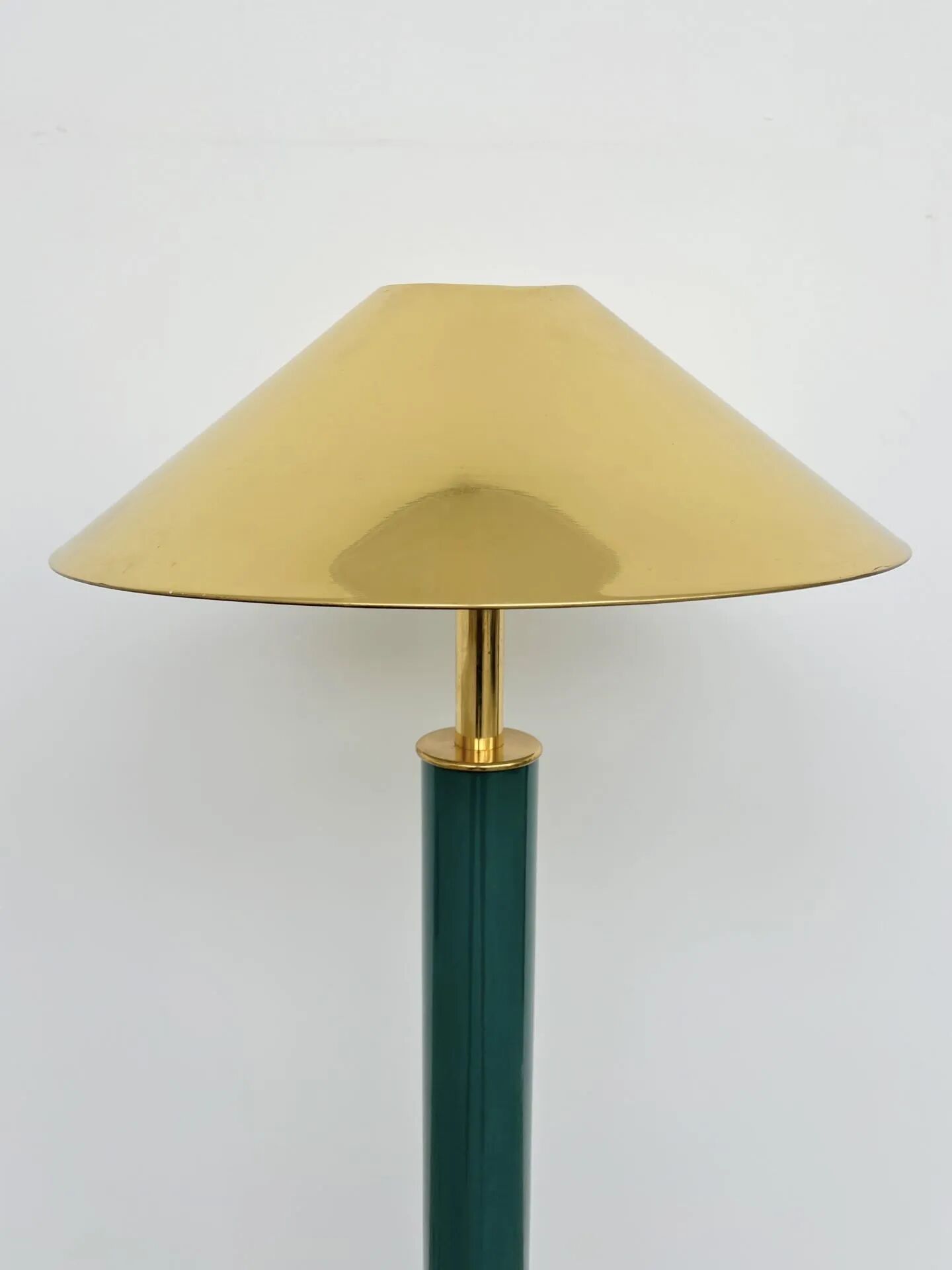 Lacquered metal floor lamp in green with a golden shade — Coolie shape — 1970s-1980s