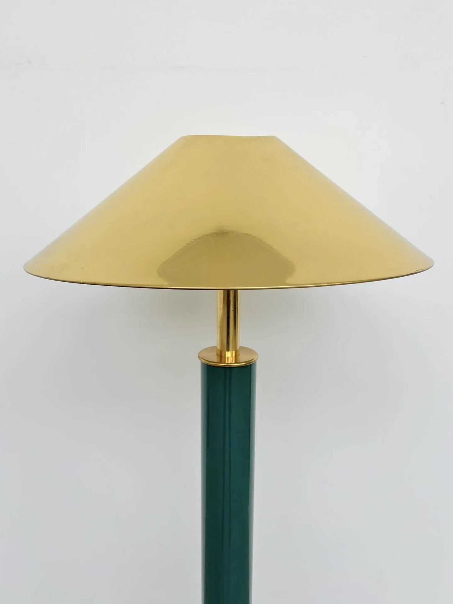 Lacquered metal floor lamp in green with a golden shade — Coolie shape — 1970s-80s