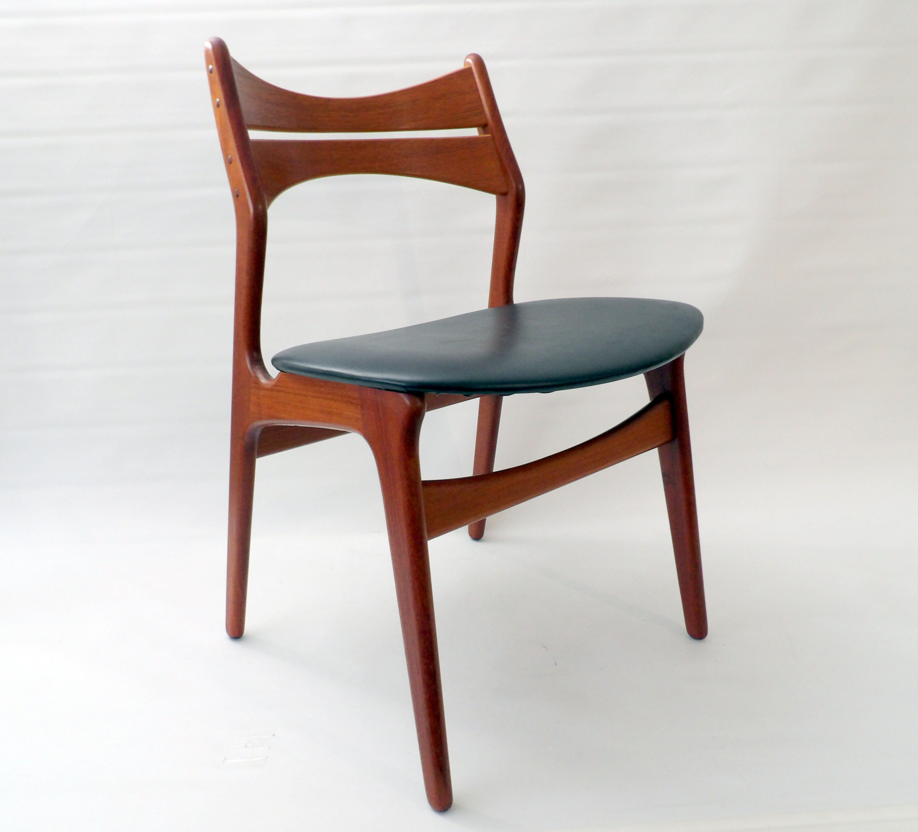 Un lot de deux chaises danoises modele 310 d'Erik Buck, 1960