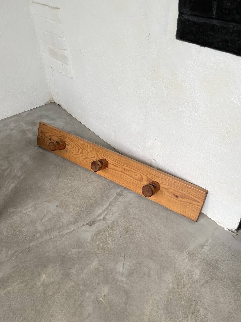 Perriand pine mountain coat rack
