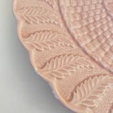 Plat en barbotine rose pâle