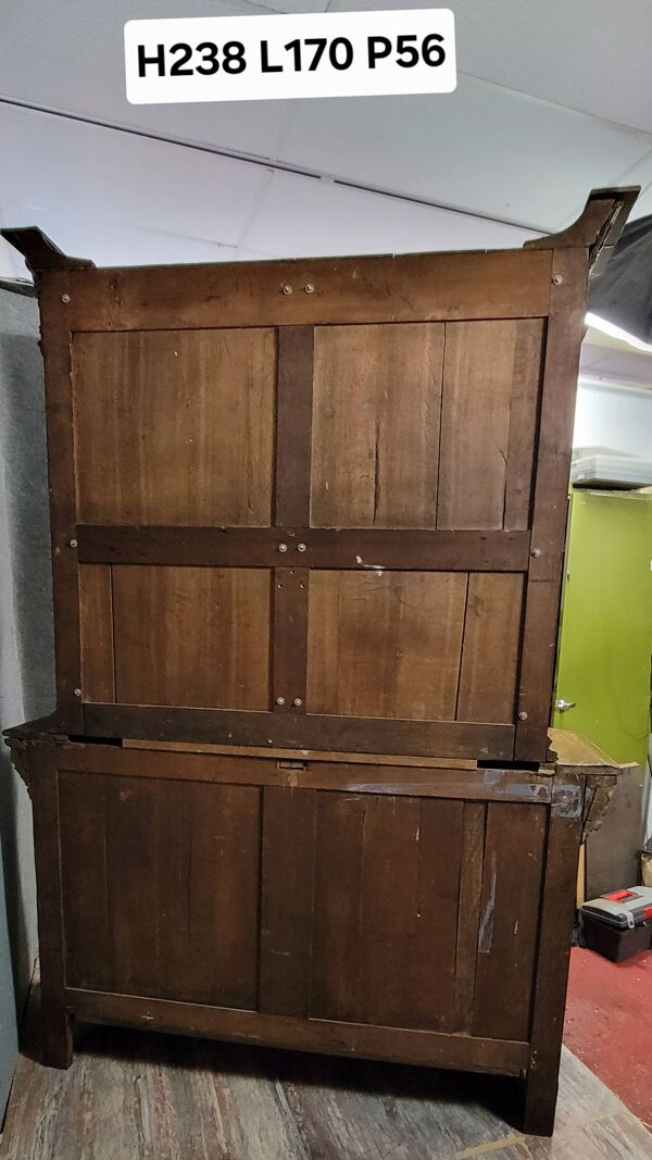Buffet deux-corps style Renaissance Italienne en chene massif