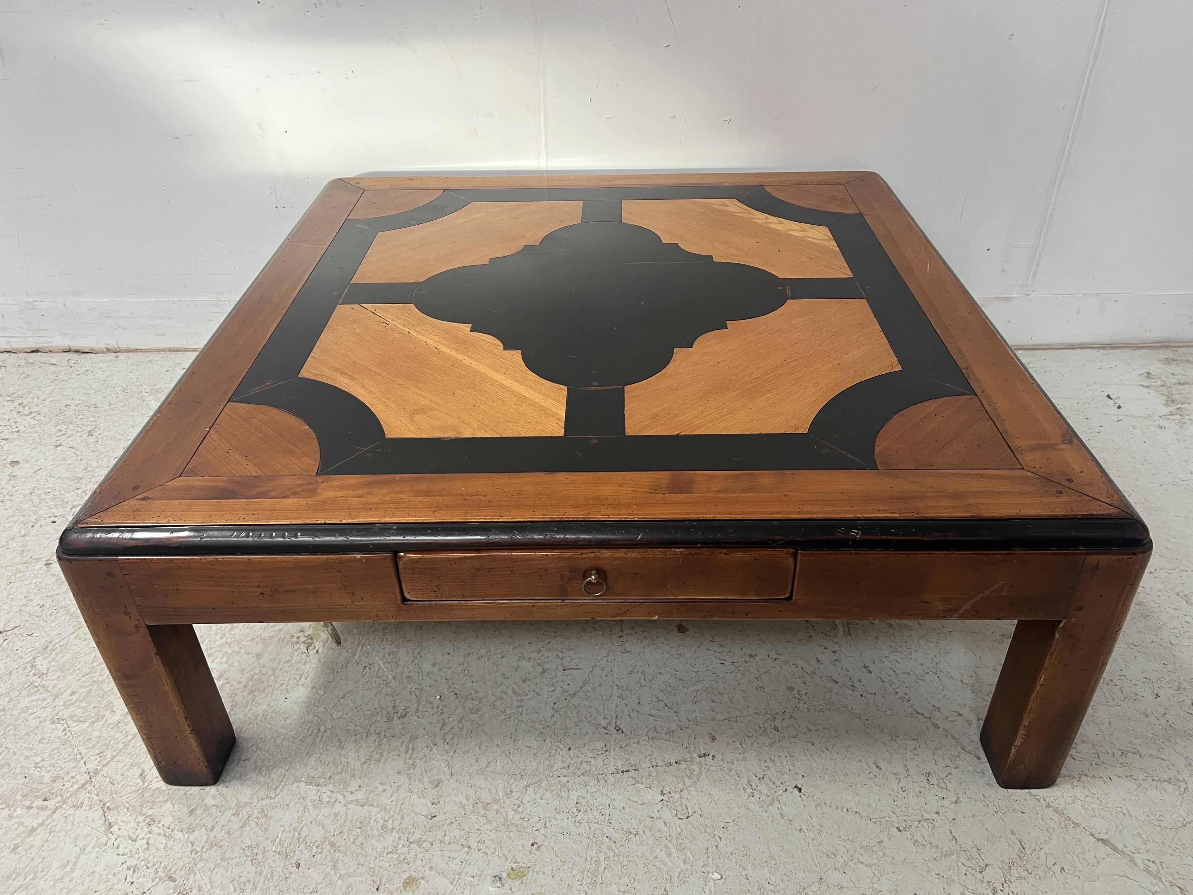 Table basse en bois a décor géomètrique XX siècle