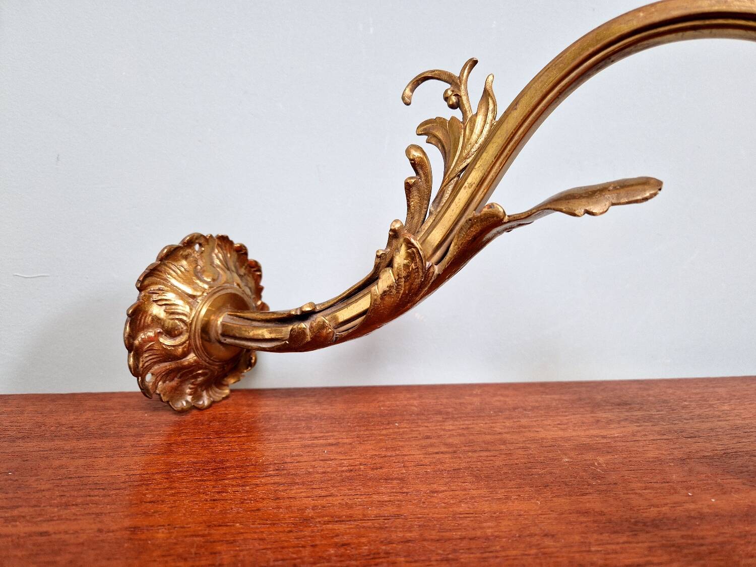 Art Deco wall light in gilt bronze and satin glass, 1920s