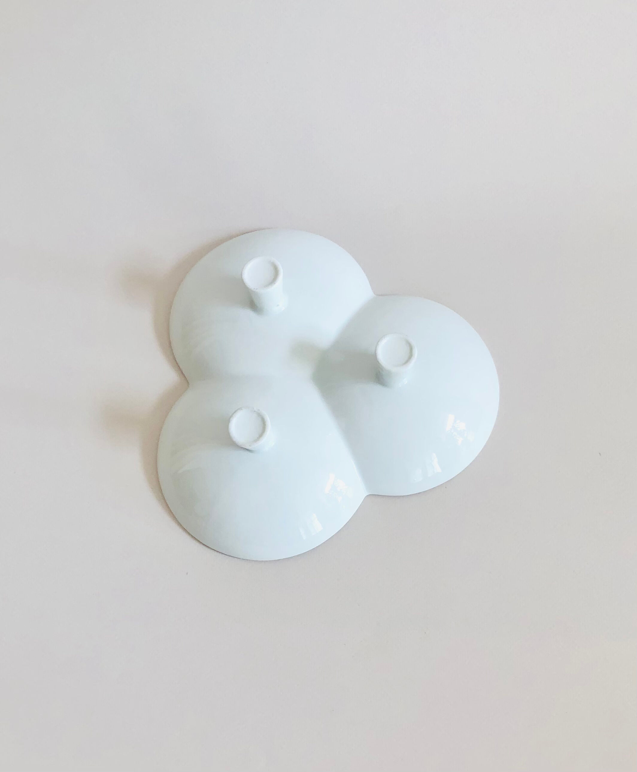 Tray on porcelain stand