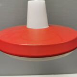 Lampe à suspension des années 70, métal laqué rouge avec plateau en plastique dur