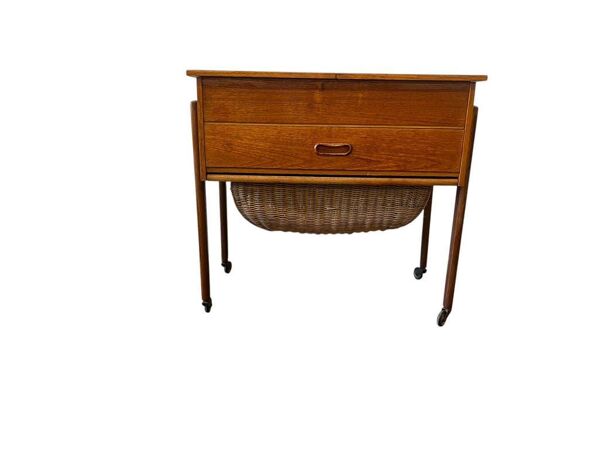 Mini commode/boîte à couture vintage en bois sur roulettes