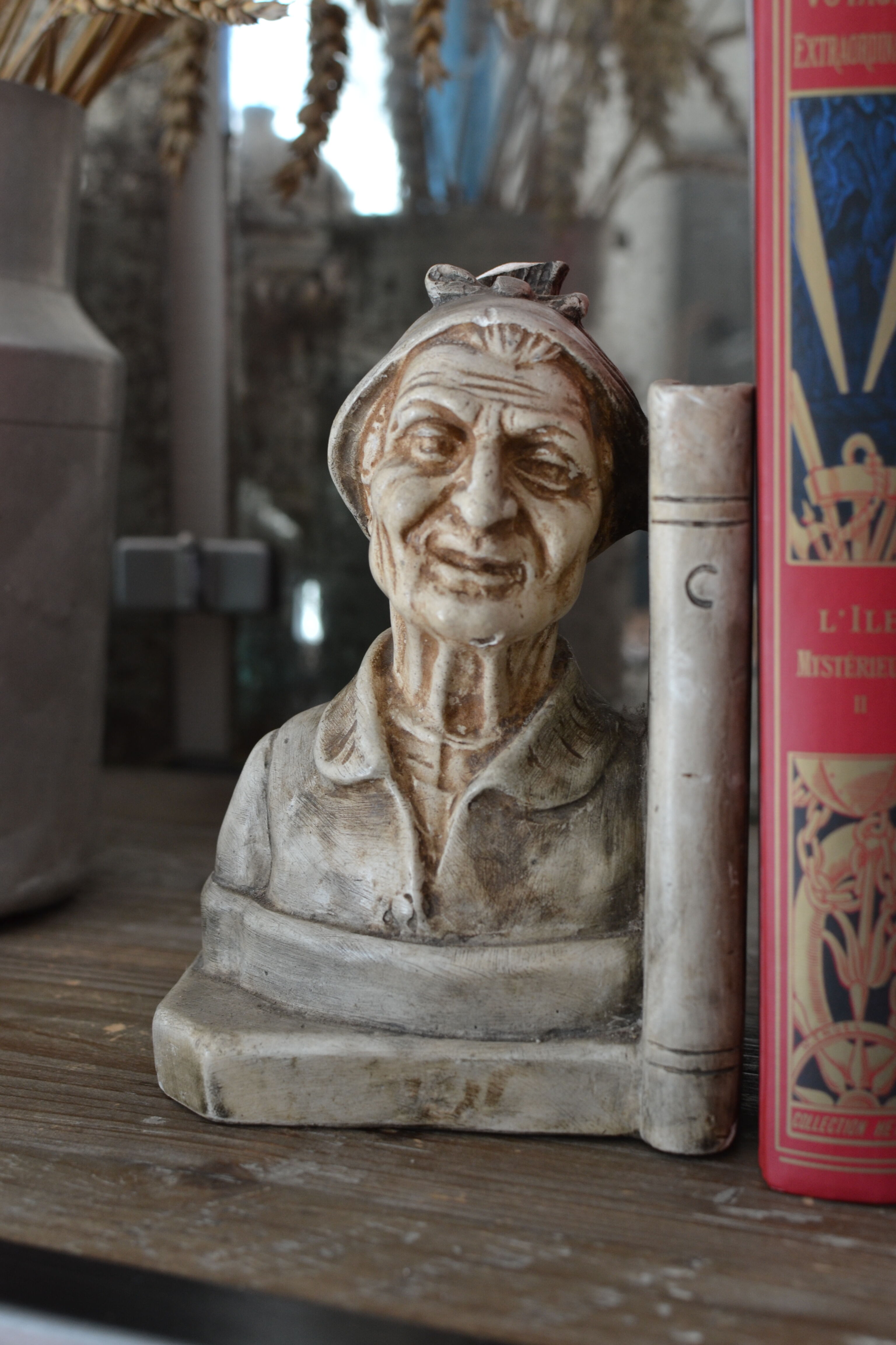 Book-clamps couple of realistic old men in plaster