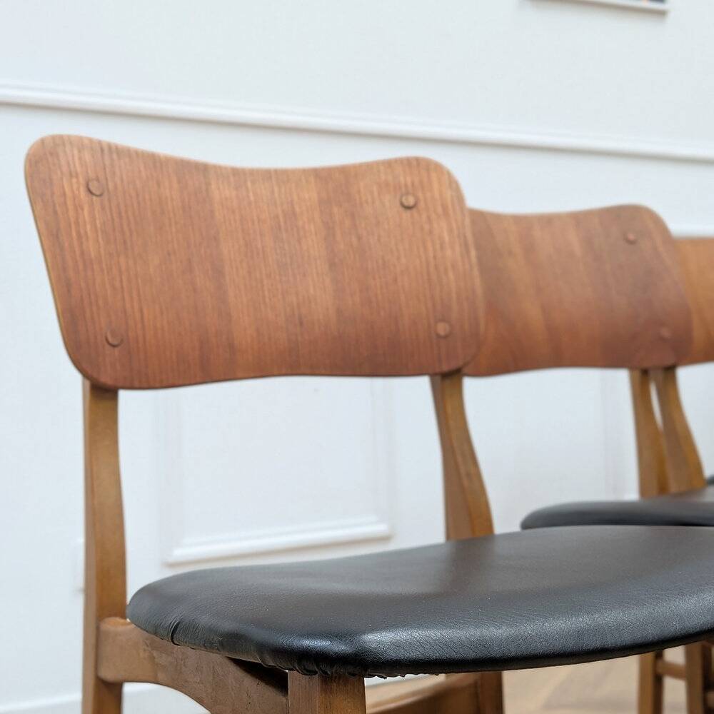 Set of 4 Danish chairs in teak and black faux leather, 1960s.
