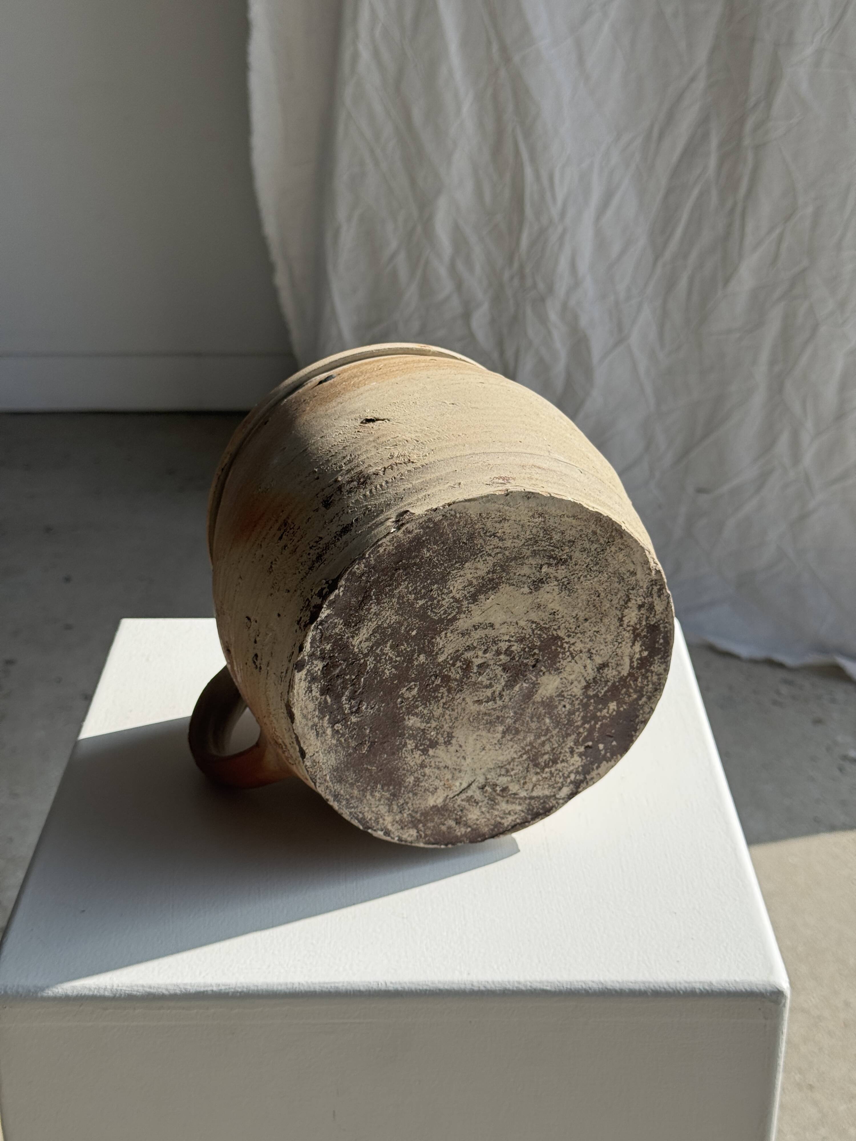 Large stoneware pot with ribbed handle H16