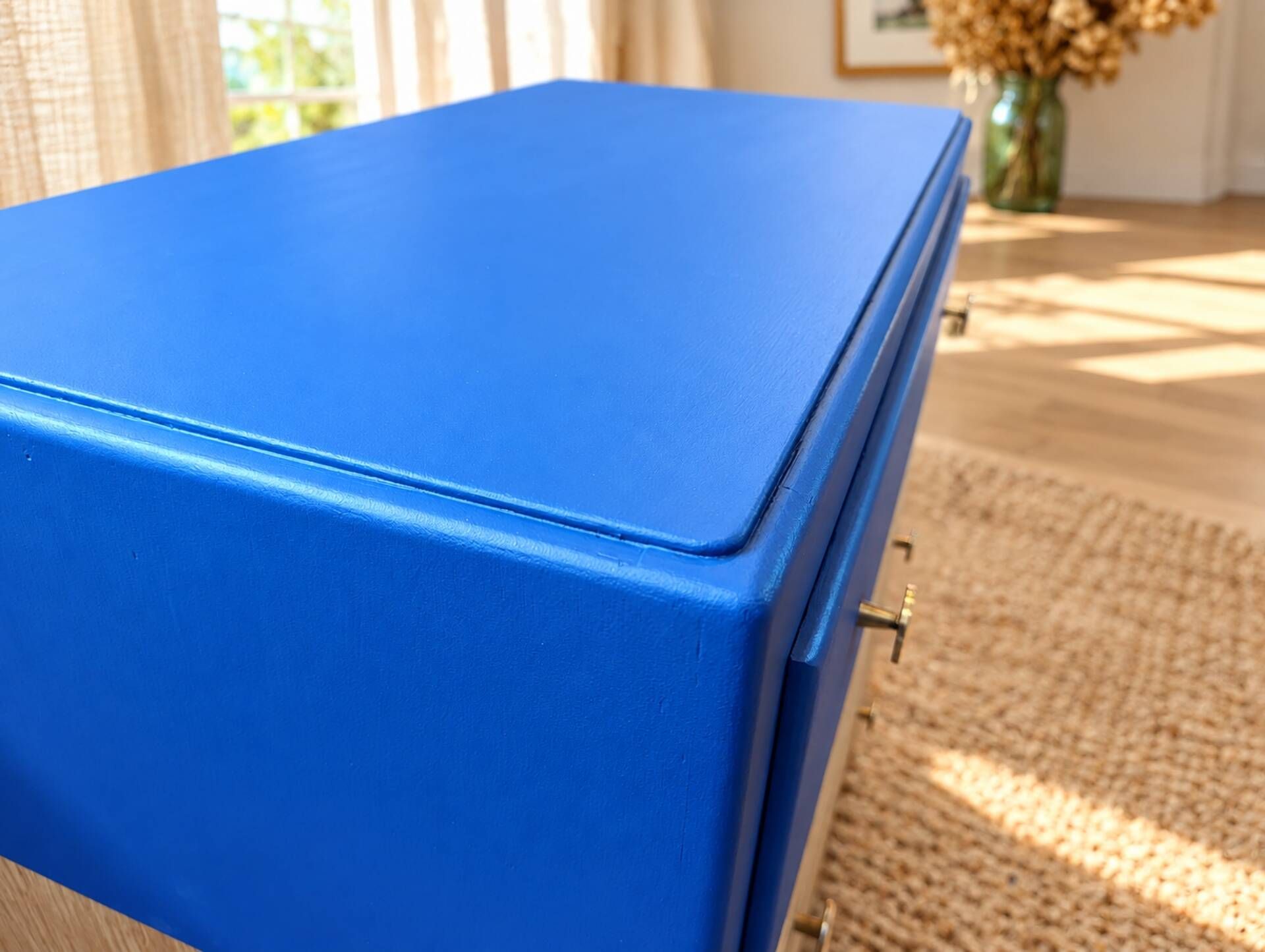 Commode ancienne en chêne – Bleu Nila & laiton