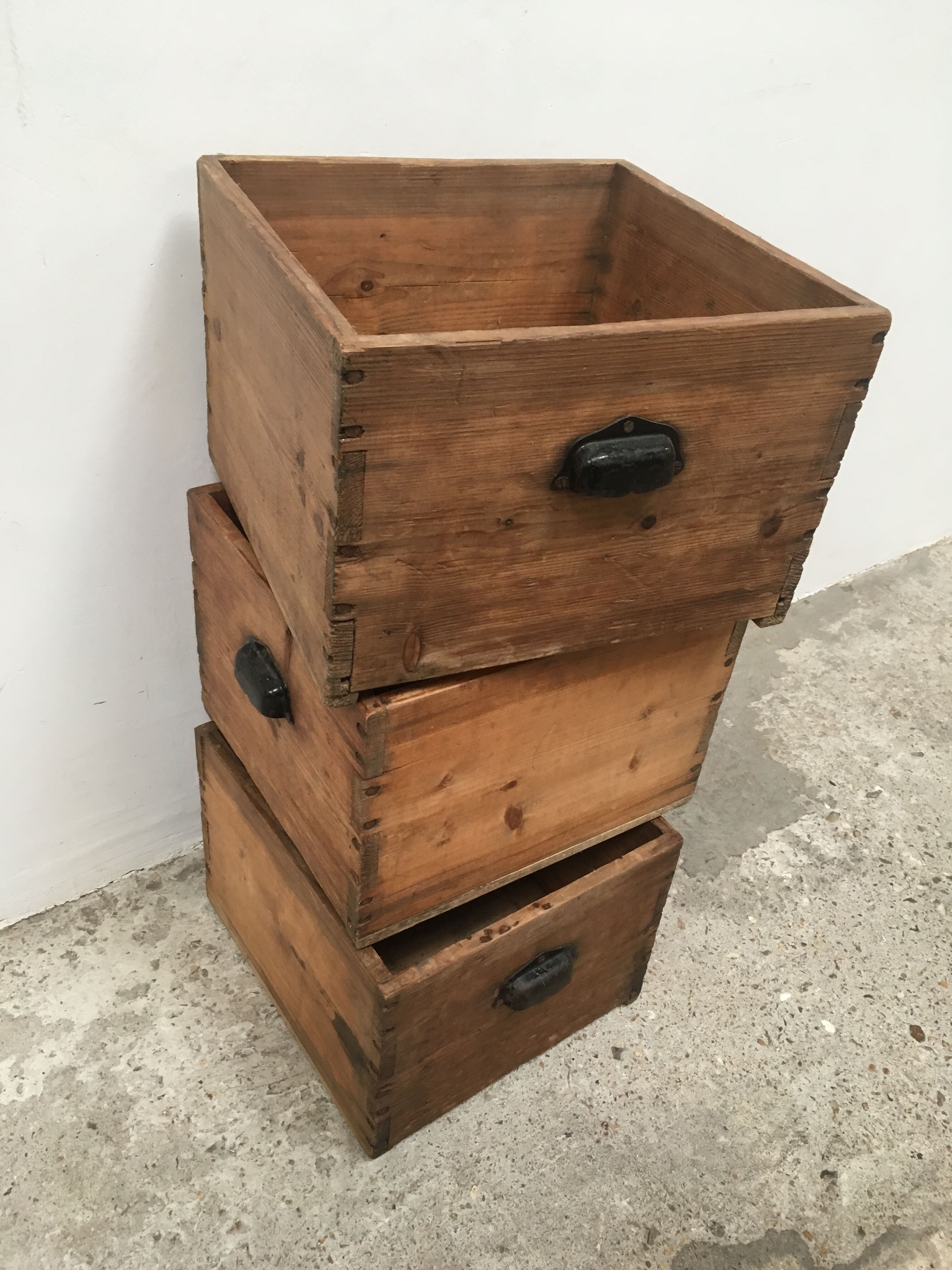 Batch of 3 wooden crates with handles