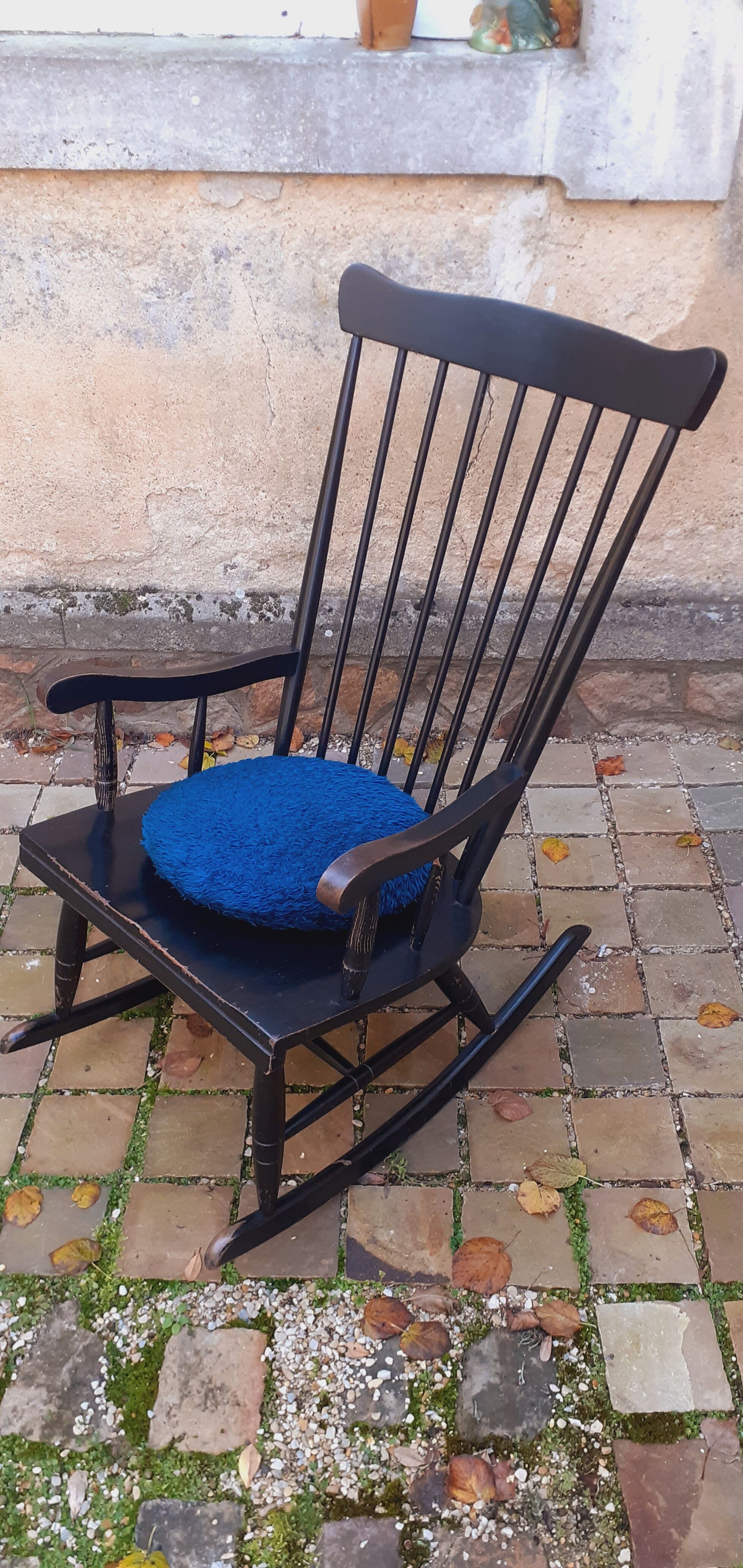 Rocking-chair vintage 50s in black lacquered wood