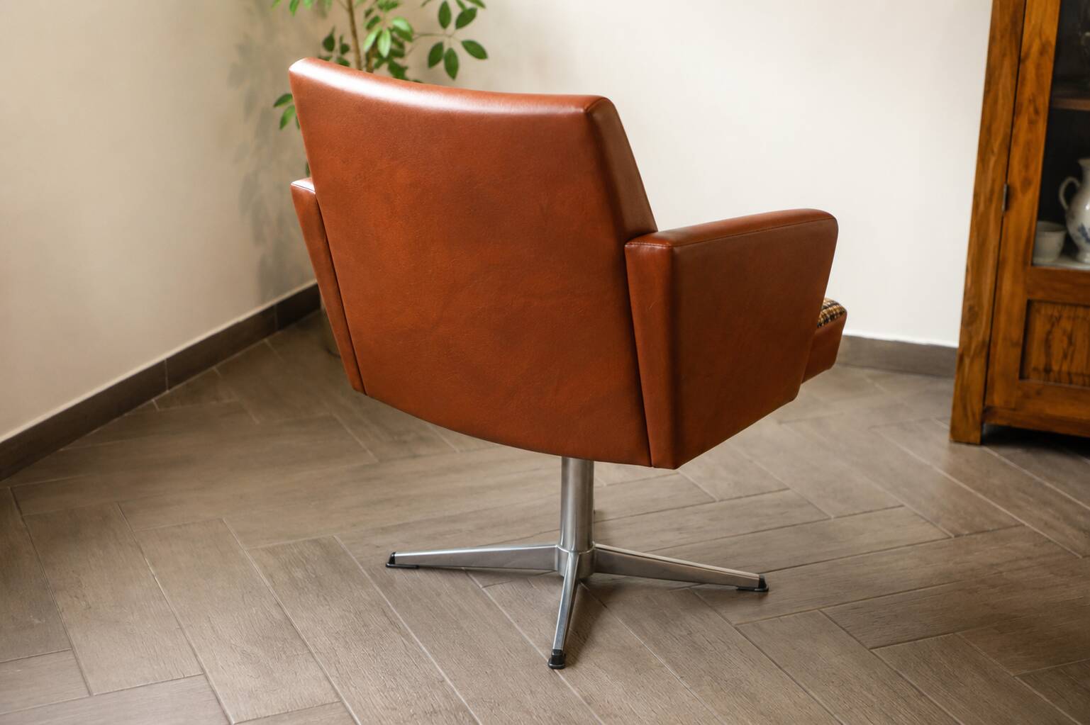 DDR Retro Swivel Armchair (1970s) – Brown Faux Leather & Checkered Seat