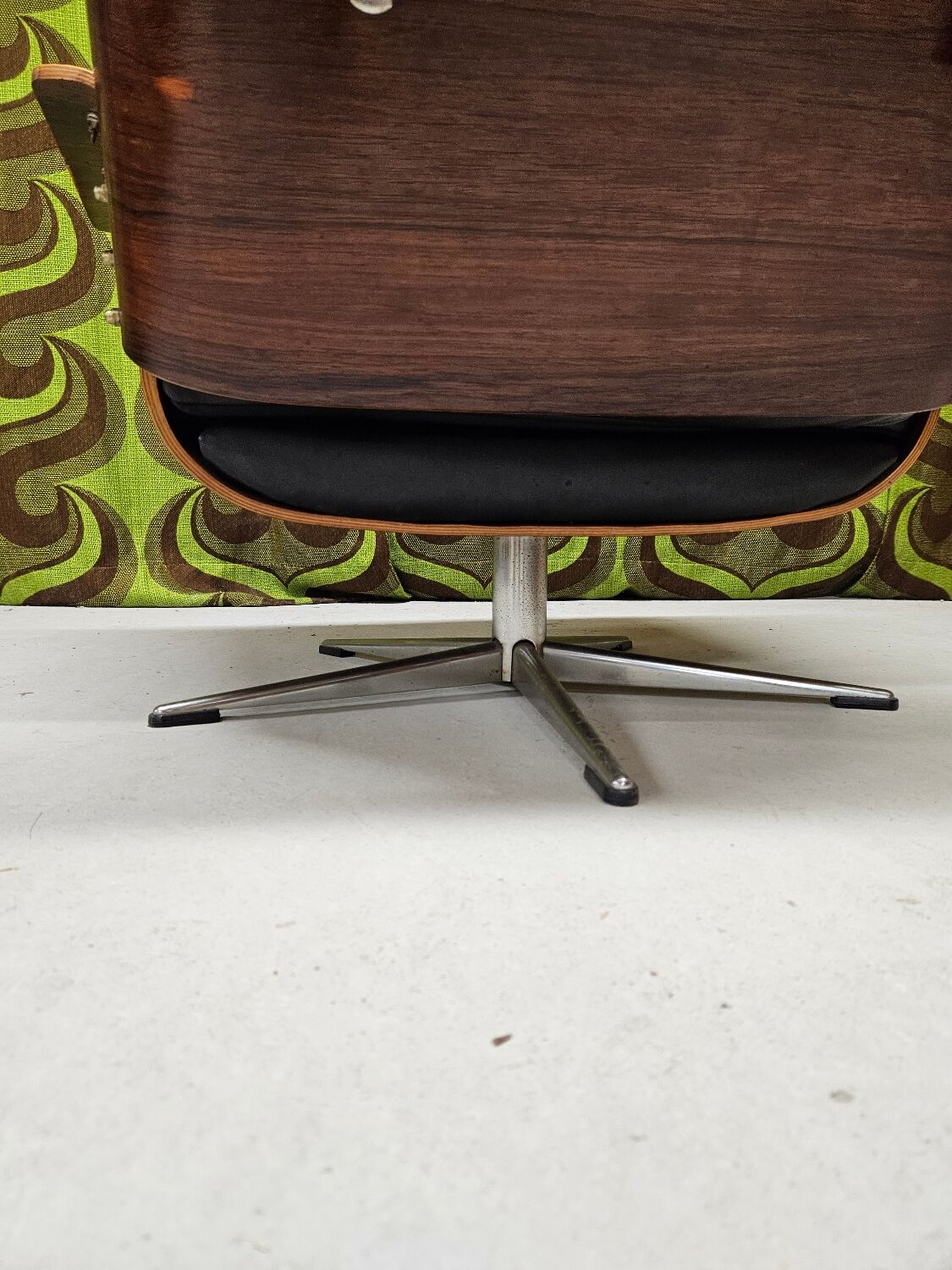 Fauteuil lounge cuir noir 1970 vintage