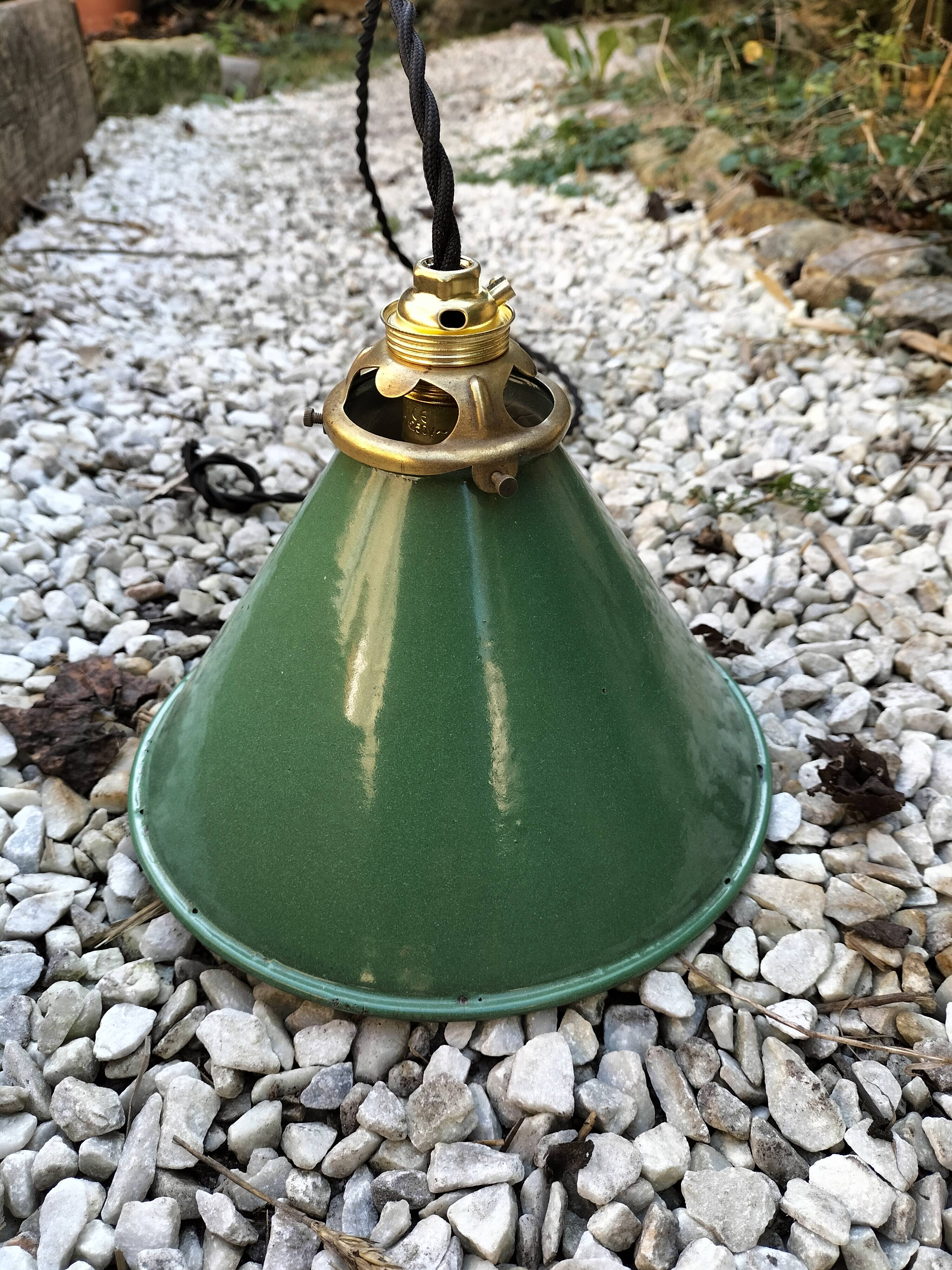 Enamelled sheet metal cone suspension