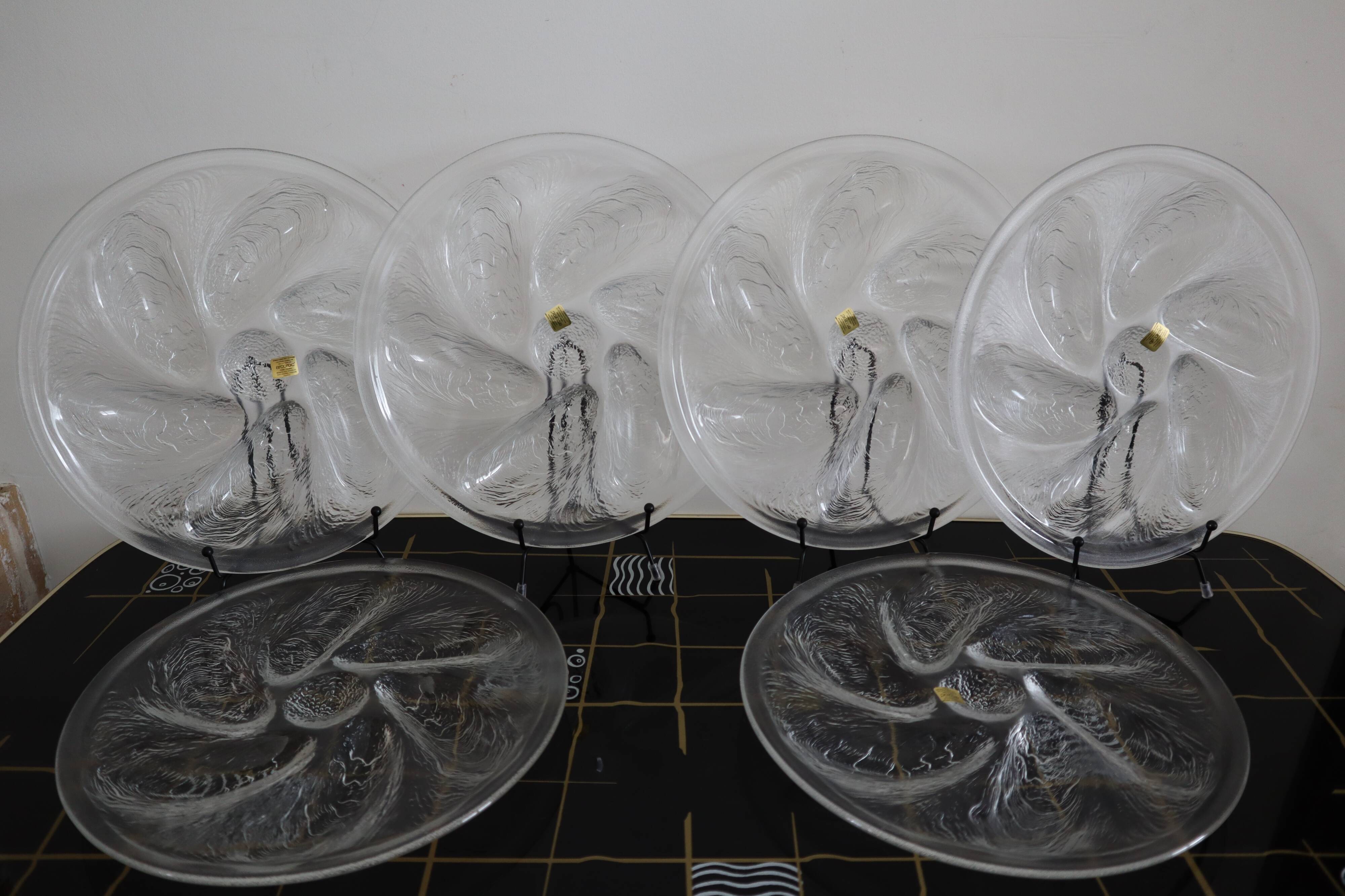 6 oyster plates and its 6 embossed glass forks, 1970s