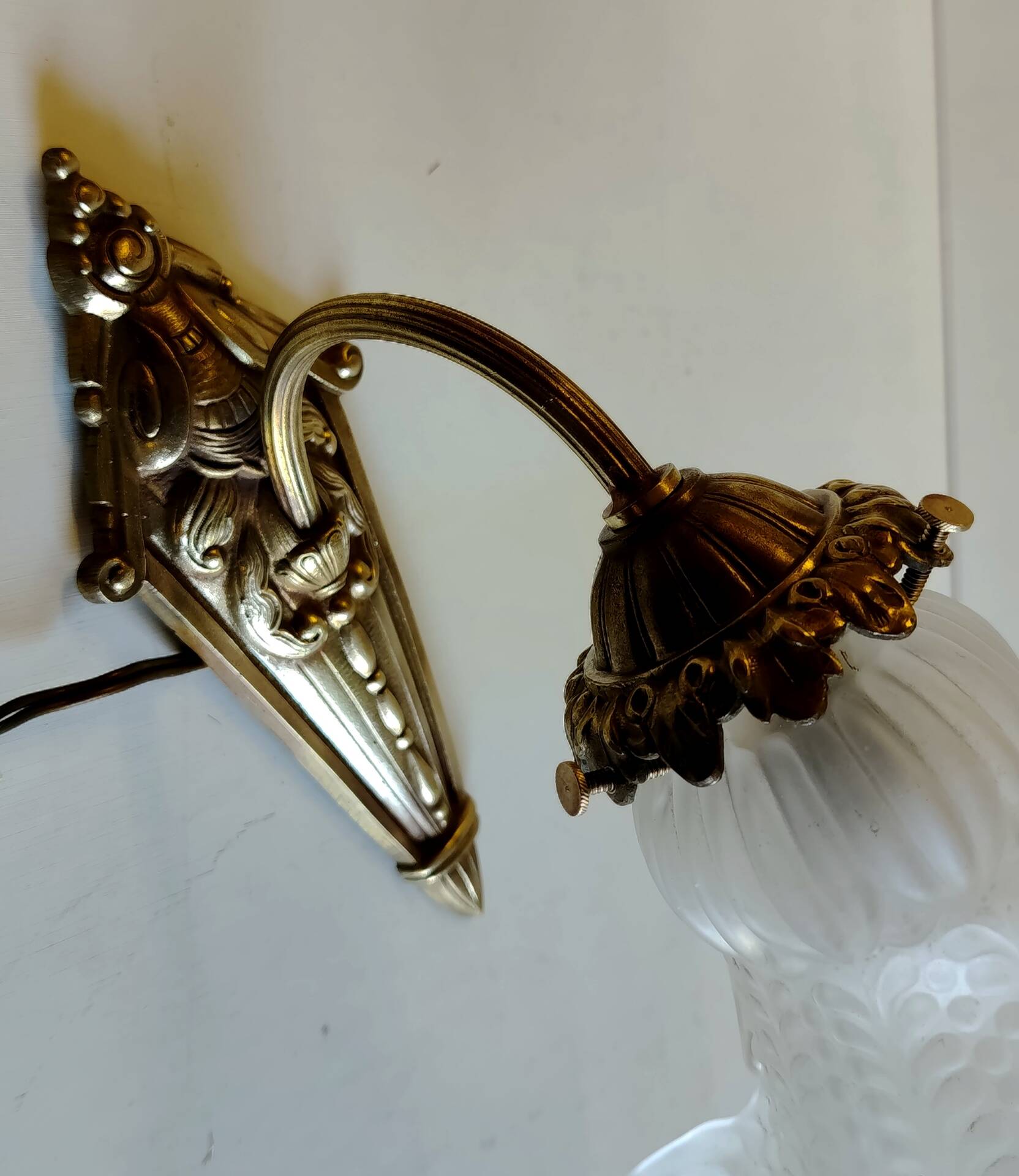Art Nouveau wall light in bronze and glass - early 20th century
