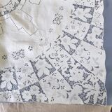Square tablecloth 1900 very embroidered for round table