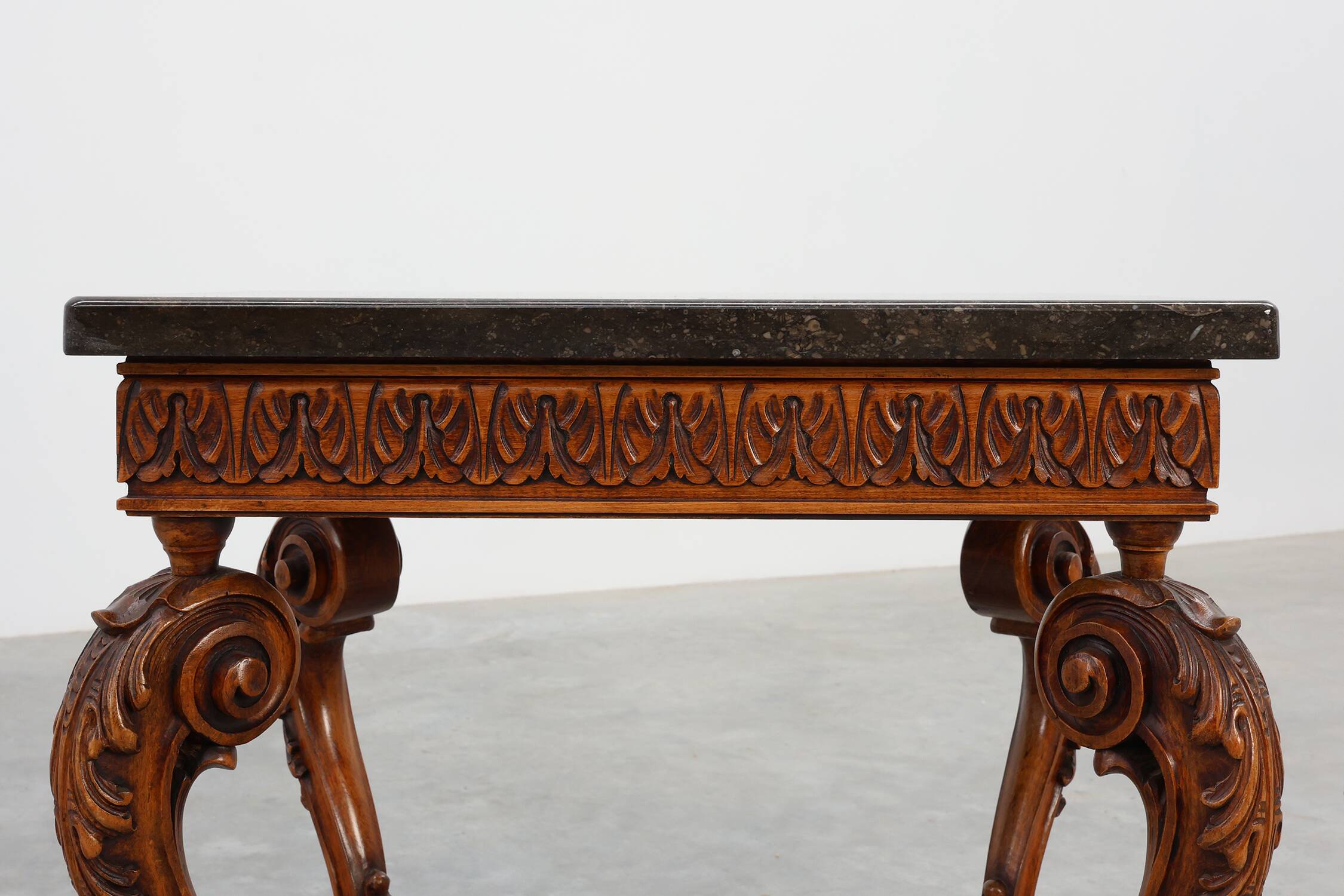 Table d'appoint en noyer sculpté de style Napoléon III avec plateau en Ardune, France vers 190.