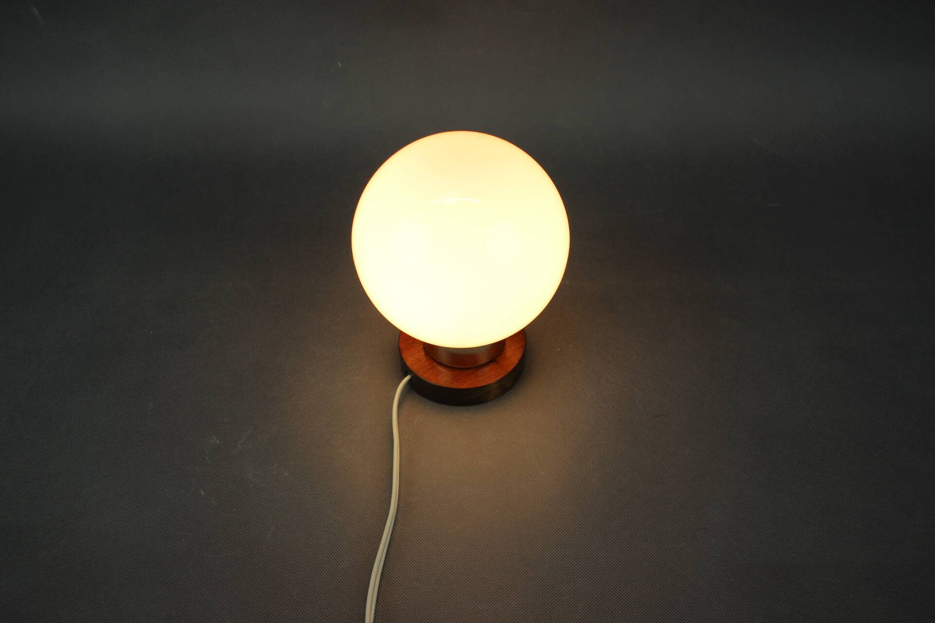 Lampe de table Globe en verre opalin tchèque du milieu du siècle par Pokrok Žilina, années 1960