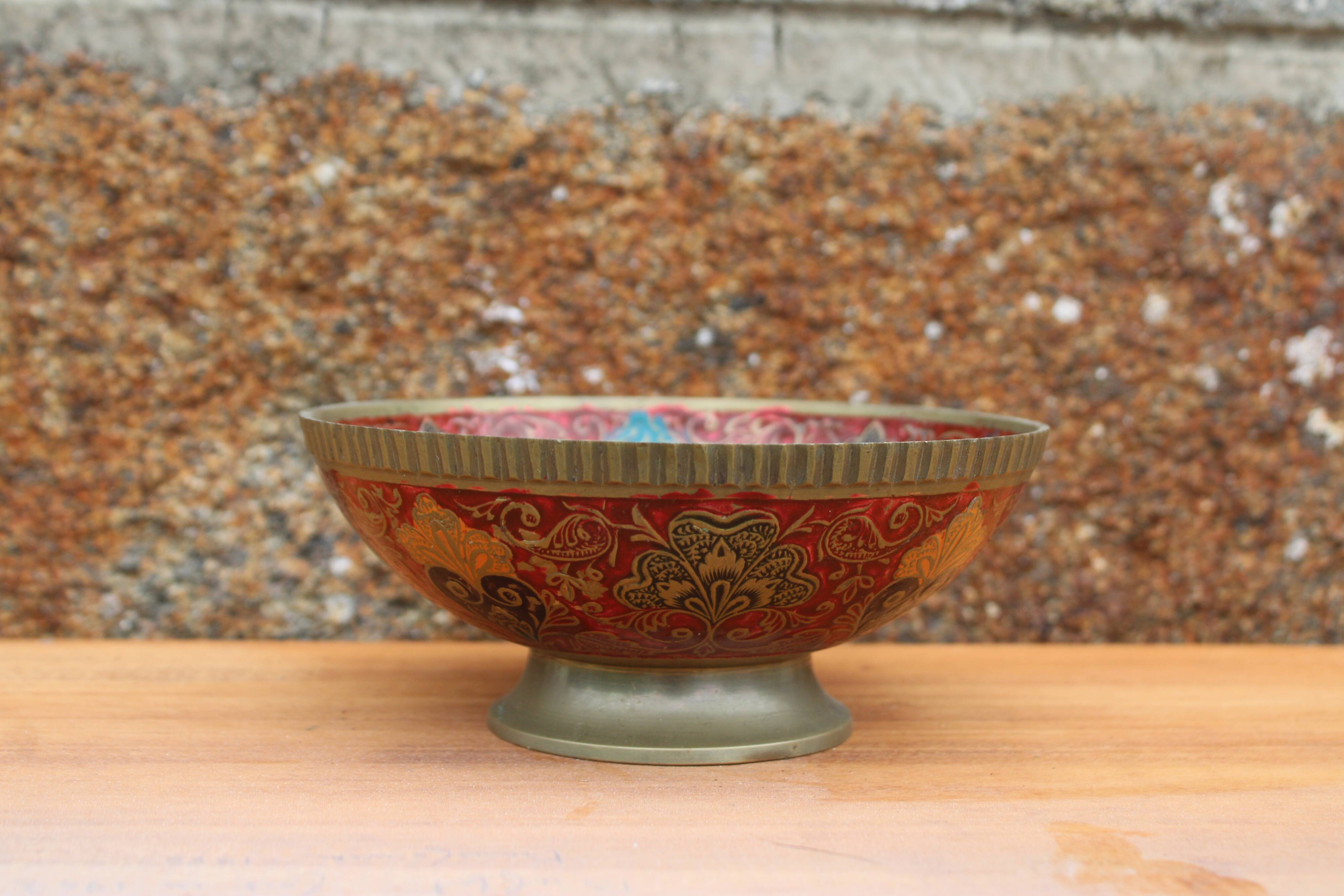 Decorative bowl in hammered brass, oriental style