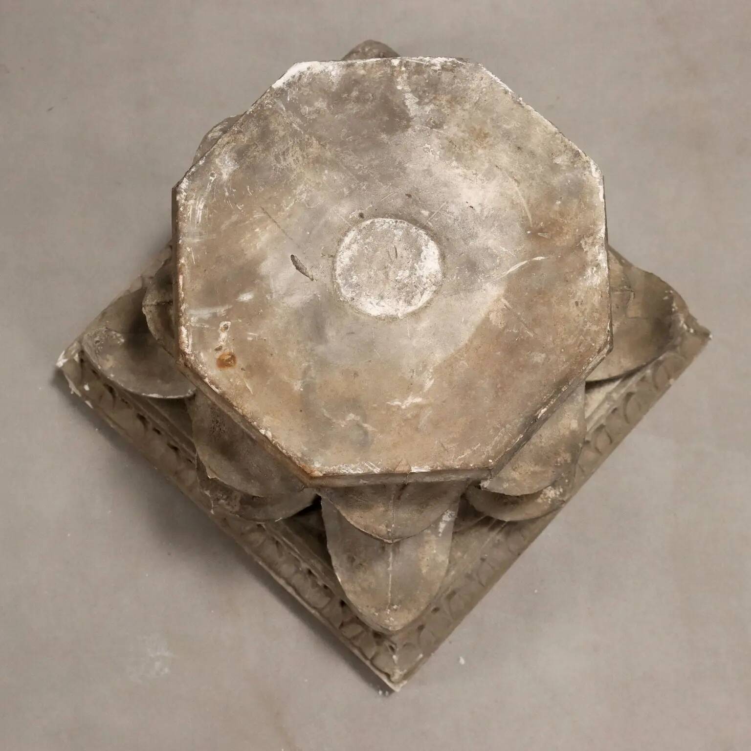 Ancient plaster capital decorated with acanthus leaves, 19th century.
