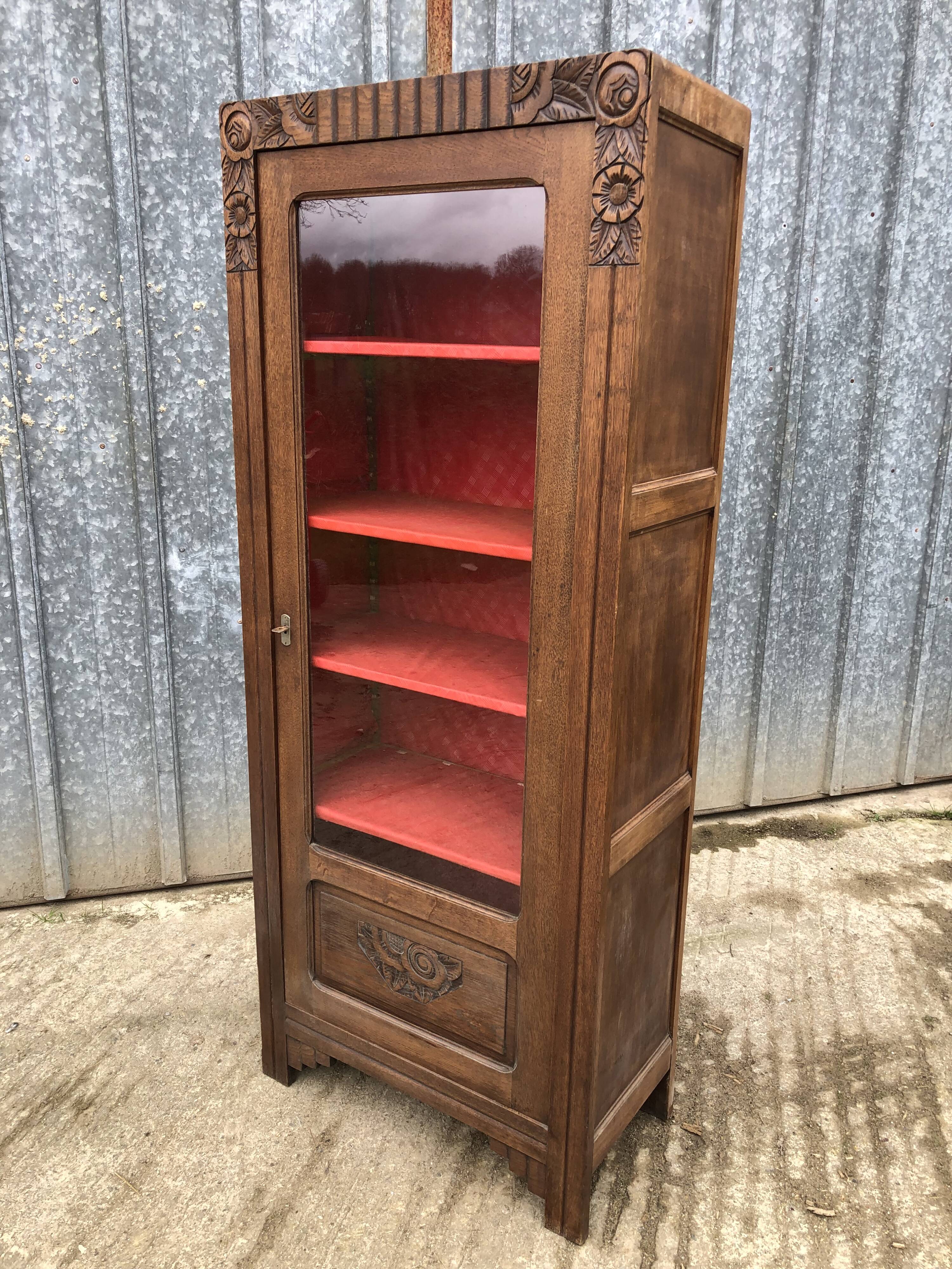 Art deco oak display cabinet with 1 glass door.