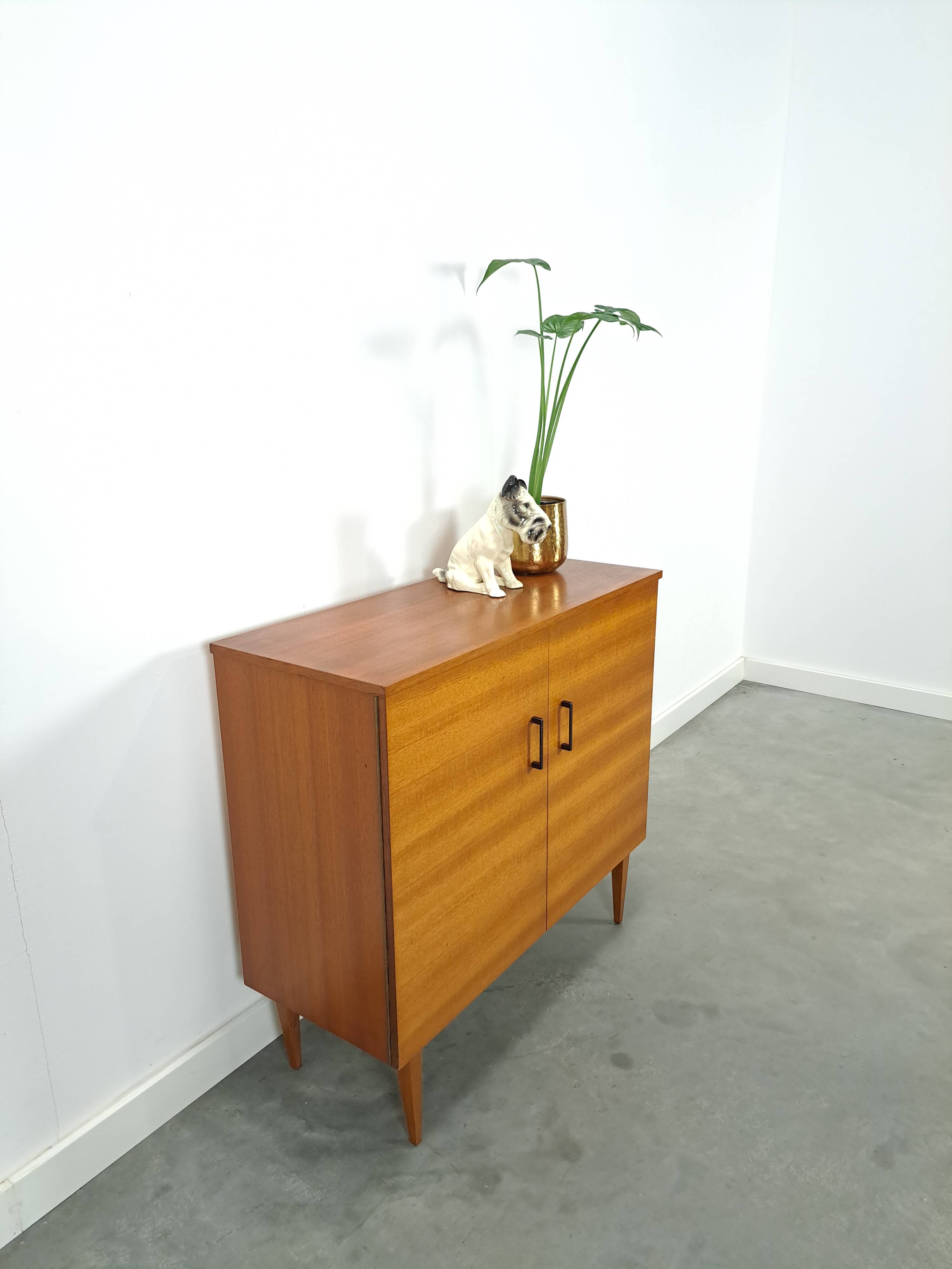 Fineer vintage schoenenkast met legplanken, Kama Möbel