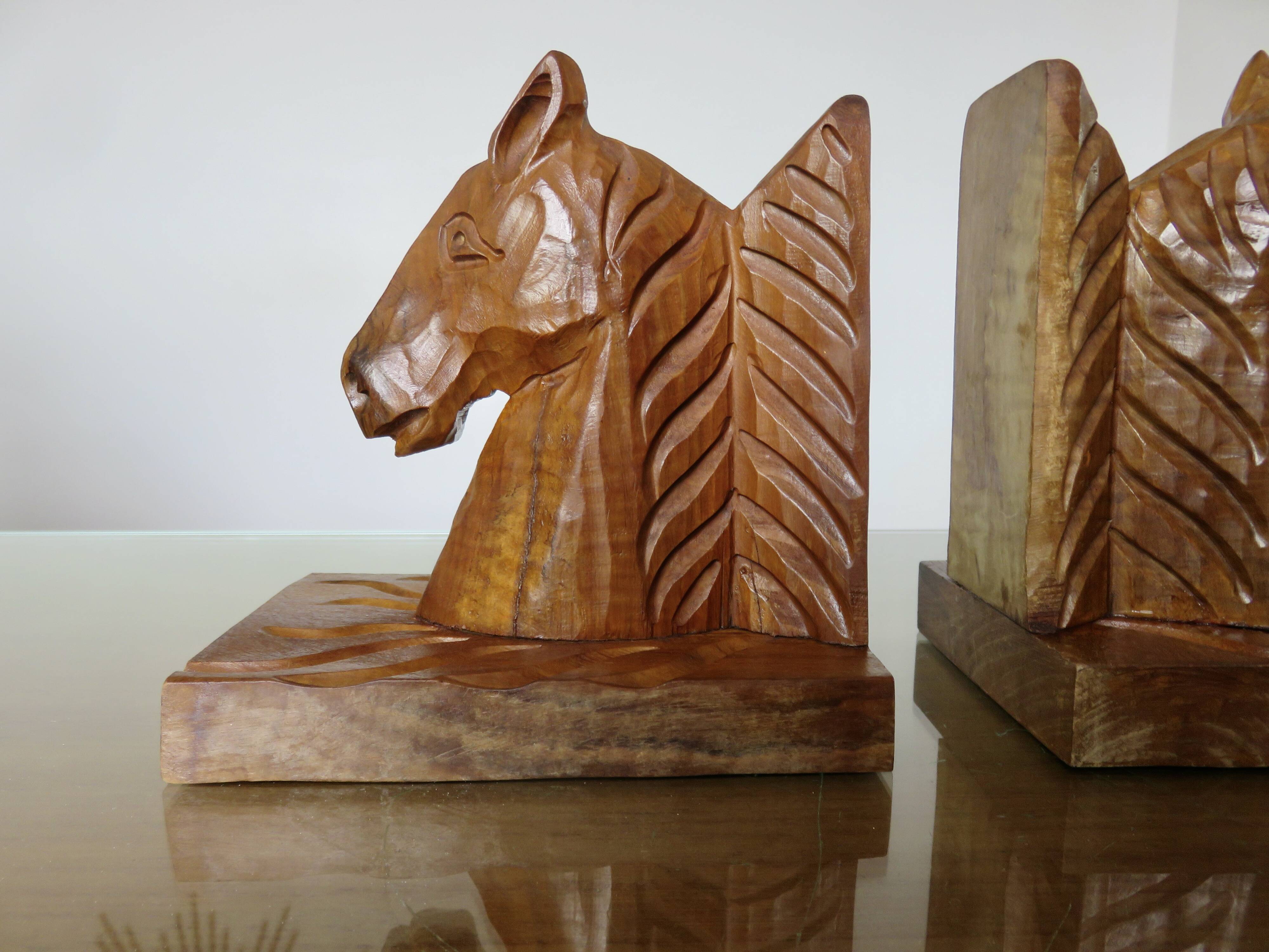 Paire de serre livres "chevaux" en bois de hêtre taillé à la gouge, 30-40