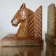 Paire de serre livres "chevaux" en bois de hêtre taillé à la gouge, 30-40