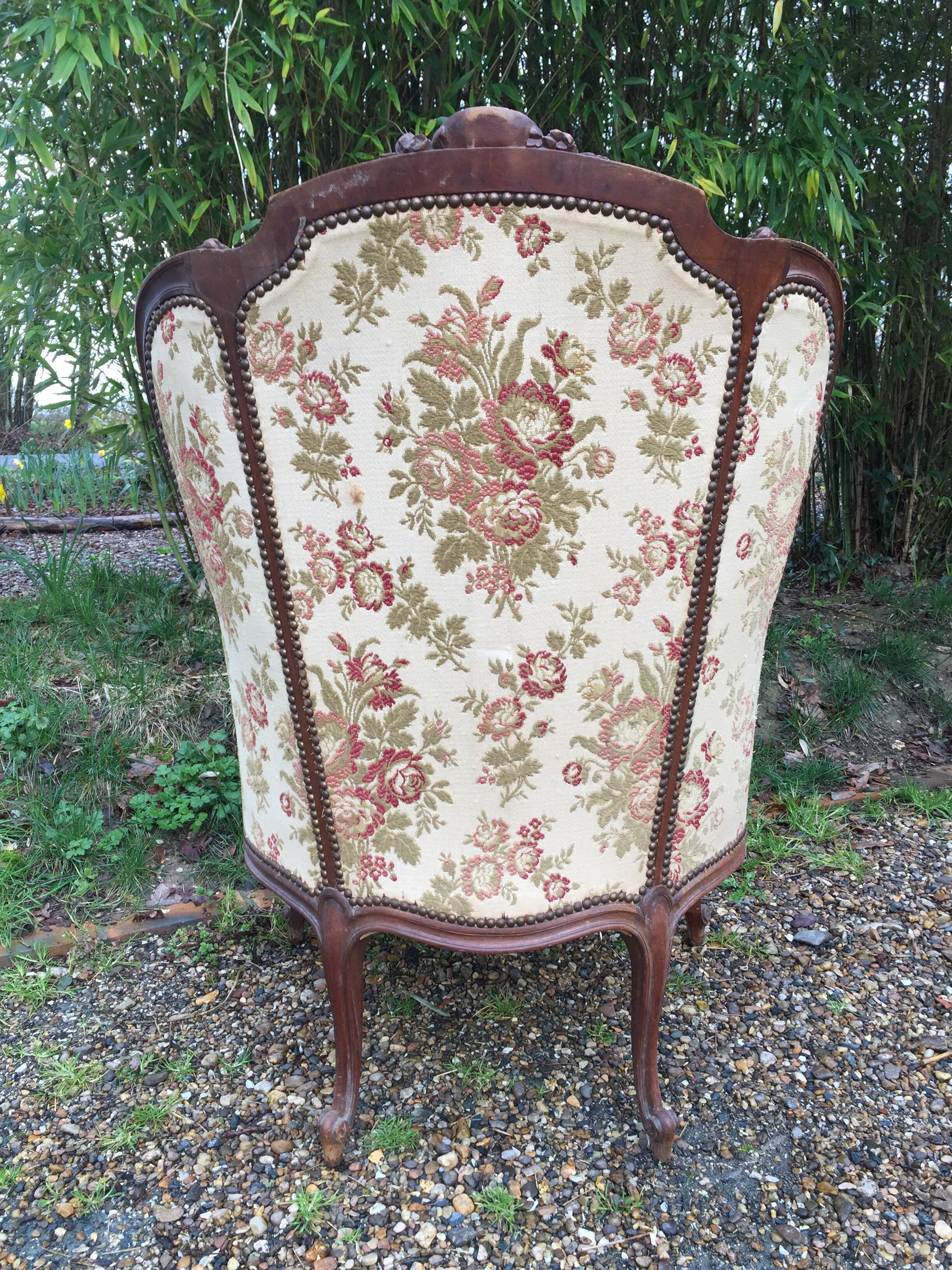 Fauteuil Louis XV dit rocaille en noyer