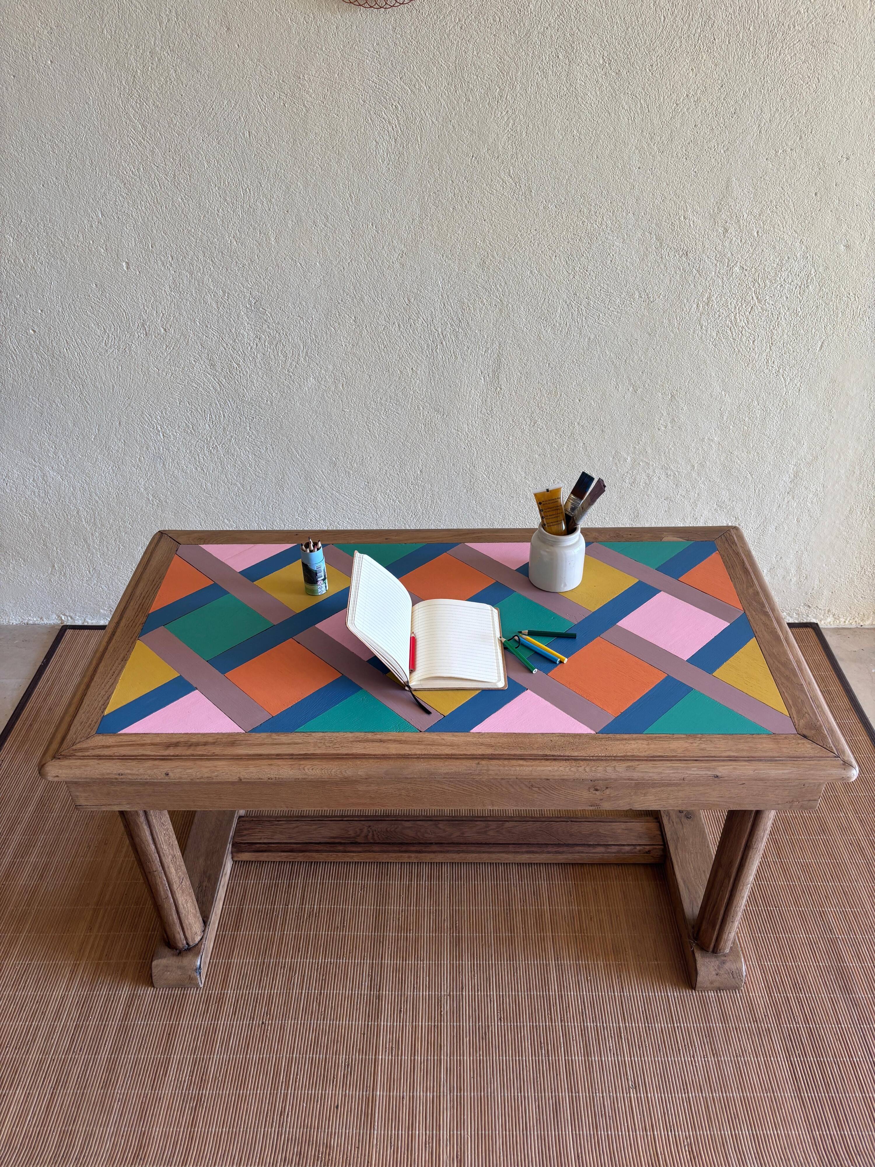Table basse en bois revisitée - plateau géométrique coloré