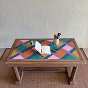 Table basse en bois revisitée - plateau géométrique coloré