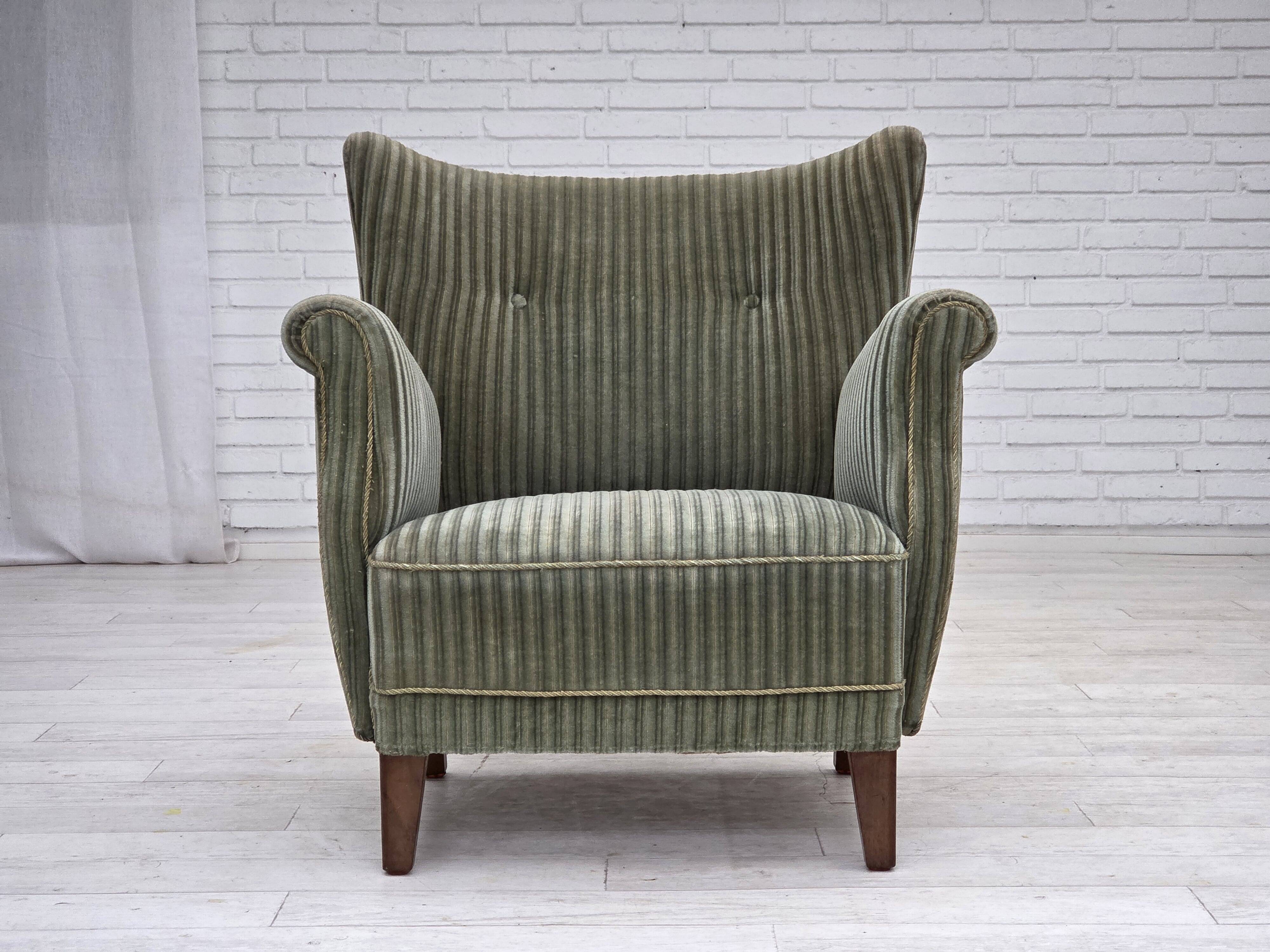 Fauteuil danois des années 1960, revêtement en velours vert, pieds en chêne.