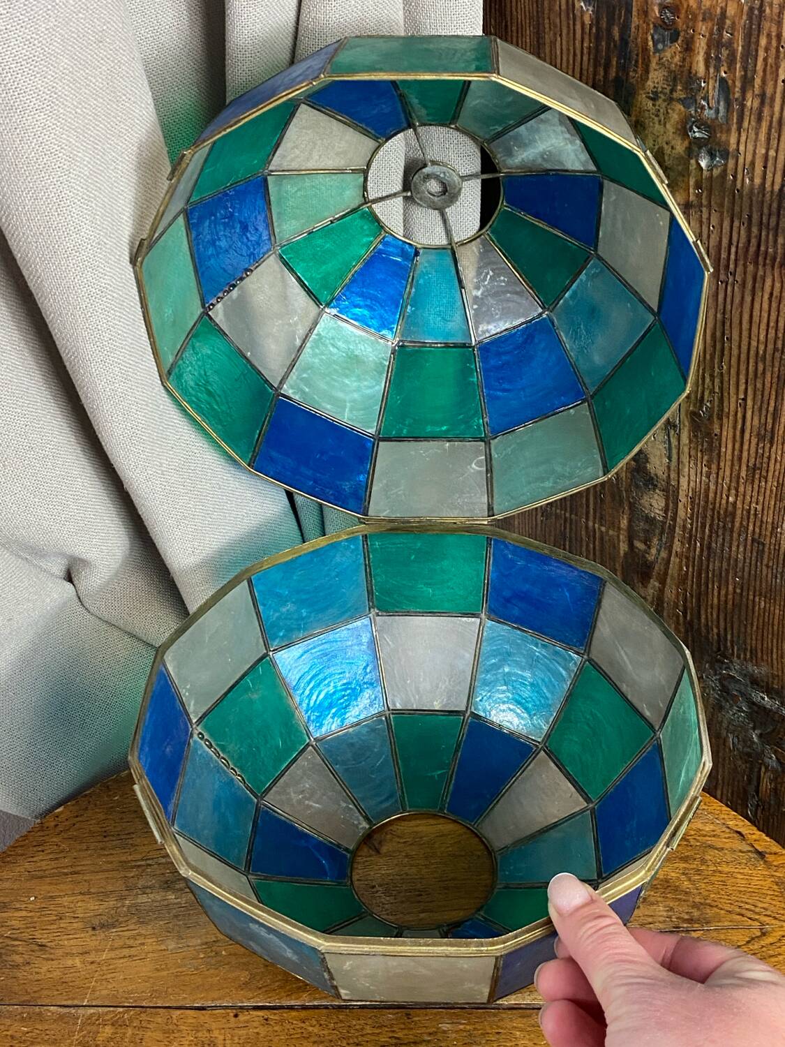 Suspension in coloured mother-of-pearl and brass