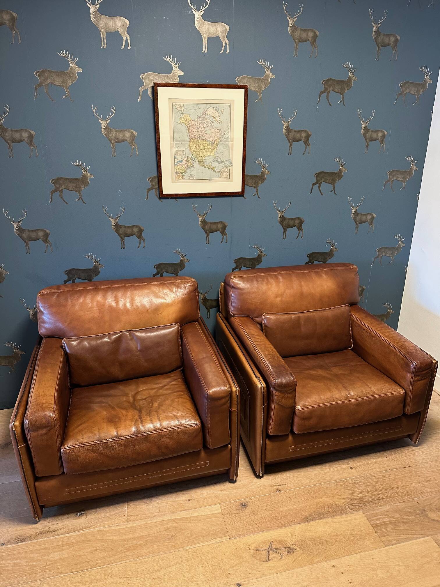Ensemble de deux fauteuils en cuir de buffle.