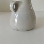 Pichet en grès blanc tourné main – céramique artisanale signée