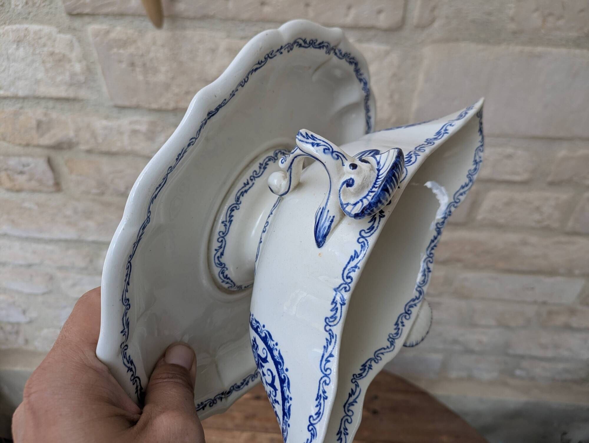 Ancienne saucière sur dormant fixe Gien France modèle Rouen avec arabesques