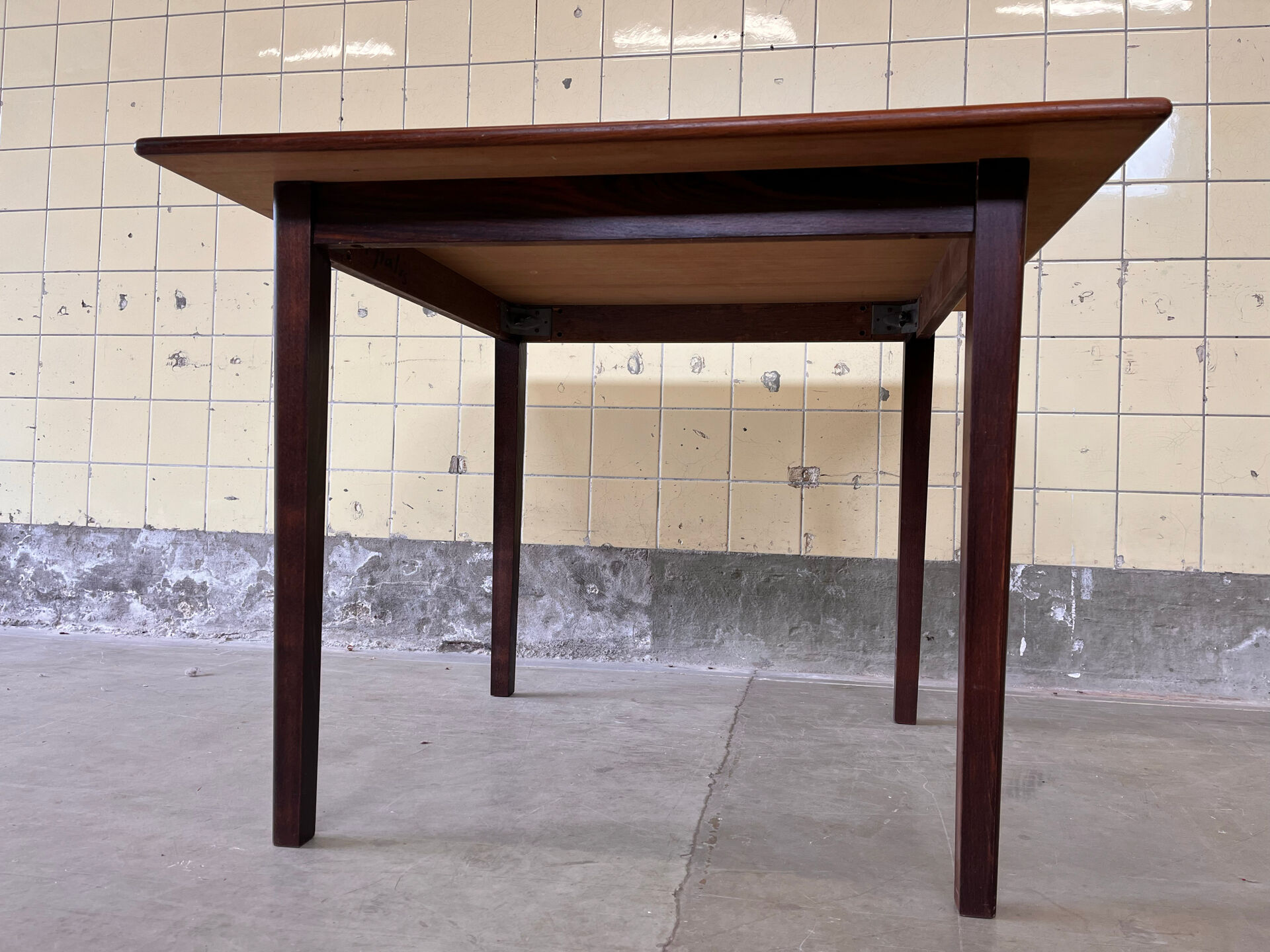 Table à manger en palissandre compacte
