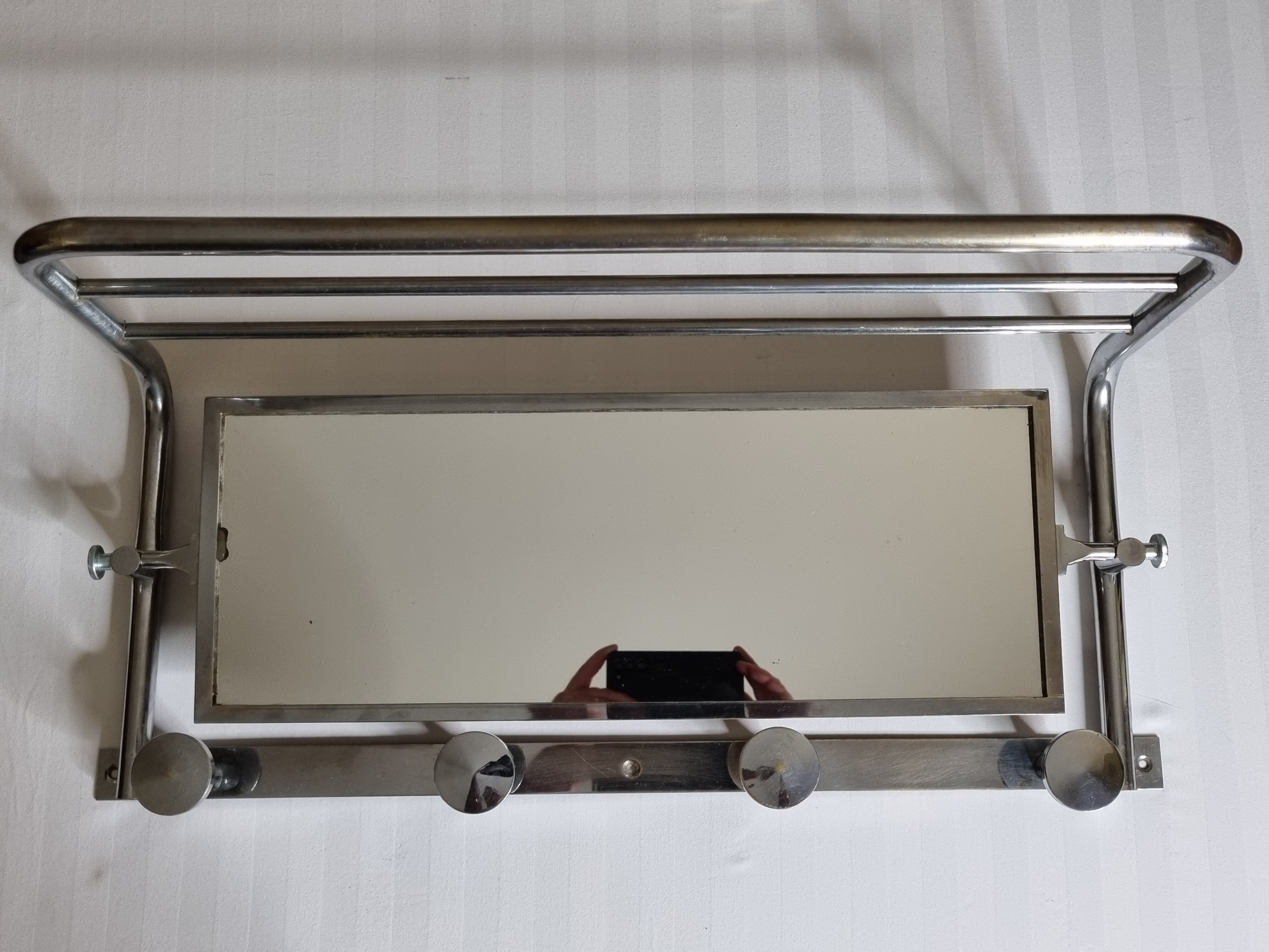 Portemanteau mural en métal chromé, miroir orientable, 4 patères et un porte chapeau, années 50